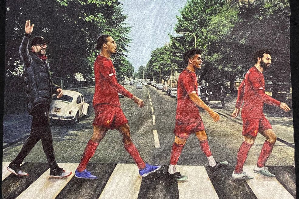 Los Beatles y el Liverpool F.C. son los dos rasgos de identidad más famosos de la ciudad. En esta imagen tomada de una tienda de regalos se ve una fusión de ambos.