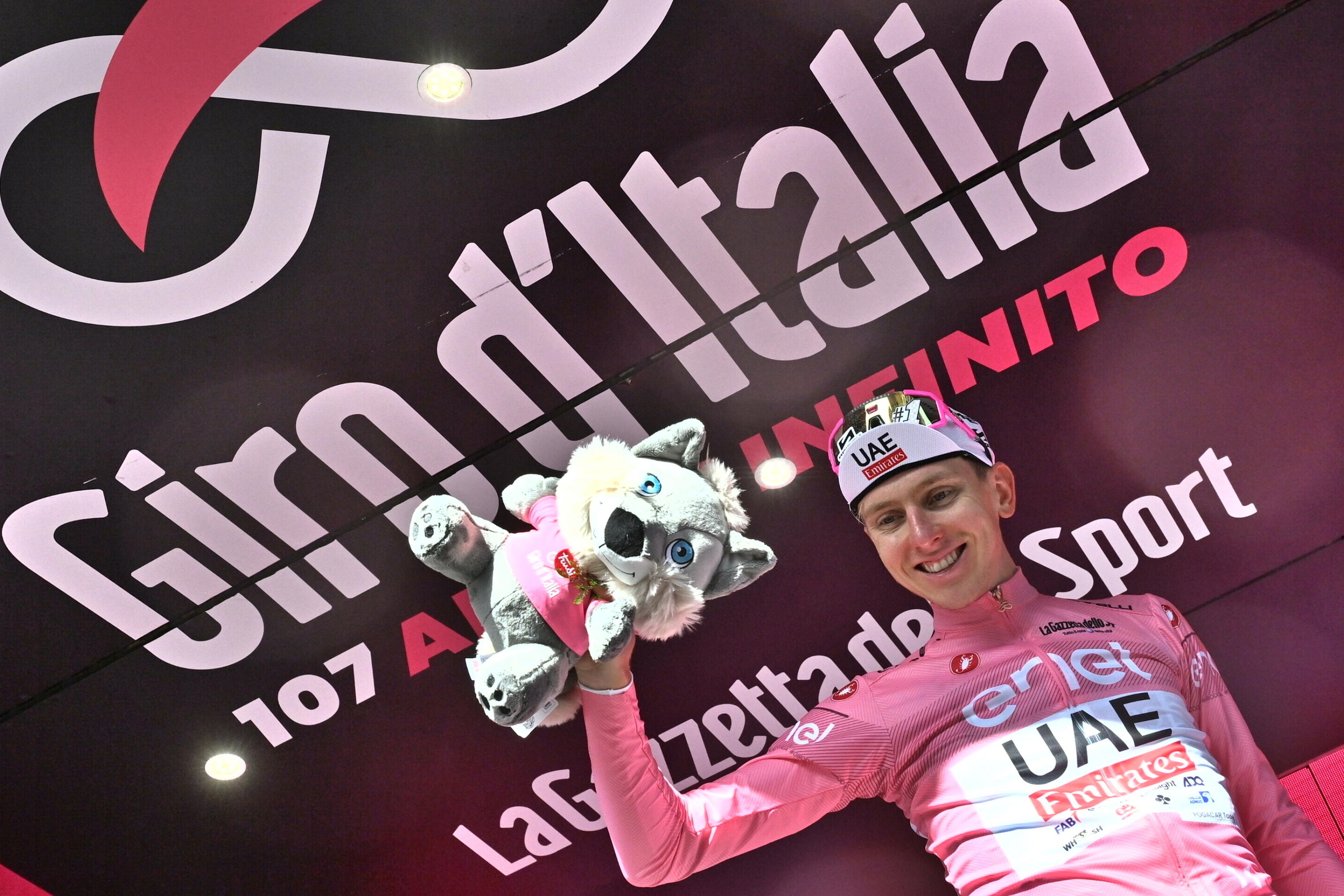 Rapolano Terme (Italy), 09/05/2024.- Slovenian rider Tadej Pogacar of UAE Team Emirates celebrates on the podium retaining the overall leader's pink jersey after the 6th stage of the Giro d'Italia 2024, a cycling race over 180 km from Torre del Lago Puccini (Viareggio) to Rapolano Terme, Italy, 09 May 2024. (Ciclismo, Italia, Eslovenia) EFE/EPA/LUCA ZENNARO