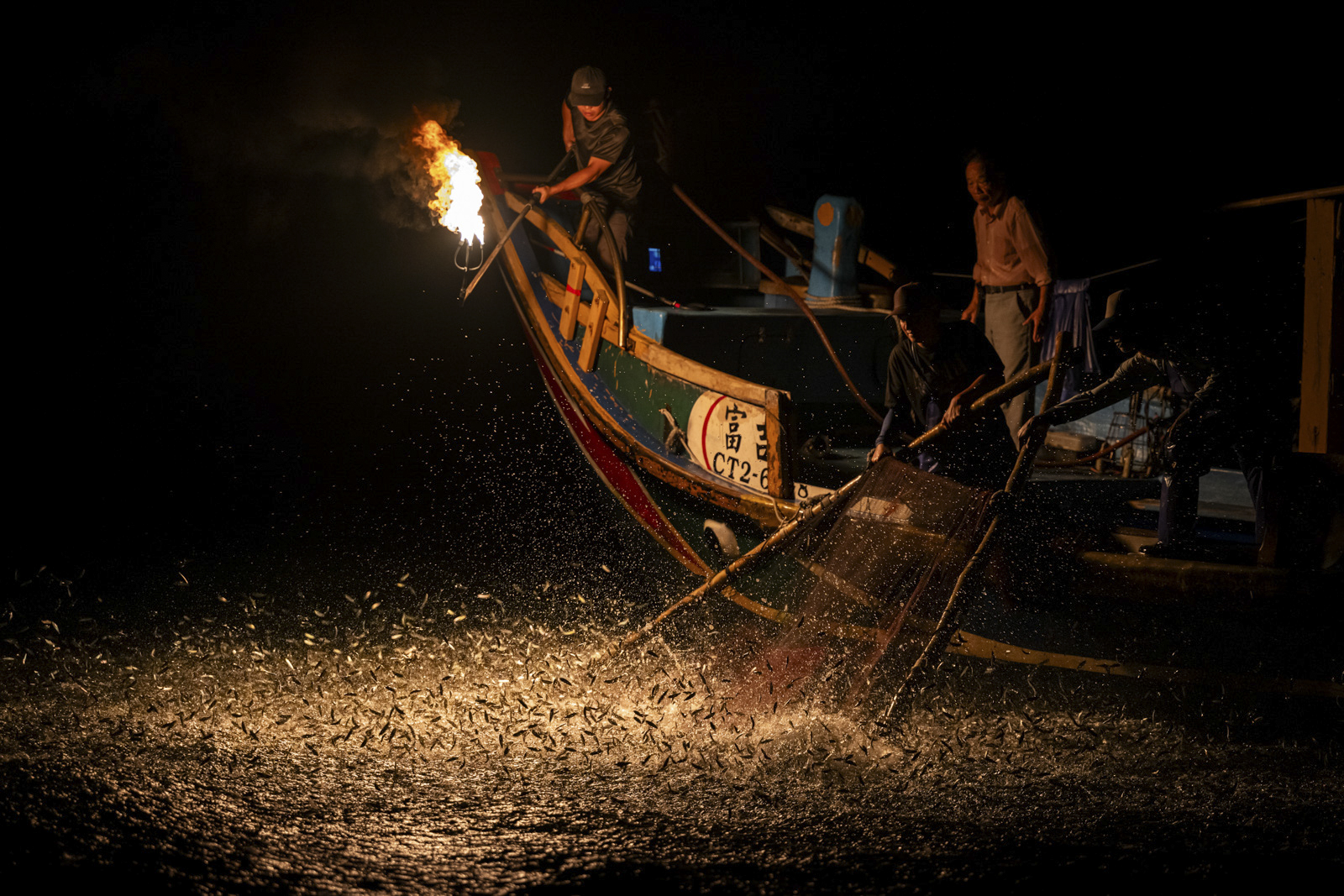 "El Fuji 268, uno de los últimos barcos pesqueros con fuego de Taiwán, enciende una bola de fuego para asustar a las sardinas en las aguas costeras de Nuevo Taipéi", dice Arunrugstichai. "En 2023, era el único superviviente de este patrimonio cultural nacional de Taiwán, y su tripulación trabajaba para mantener la tradición asociándose con guías locales y lanzando su propio programa educativo para compensar los costos y la disminución de las poblaciones de peces. La iniciativa atrajo a más de 5000 turistas en 2024, el doble que el año anterior, lo que generó suficiente demanda como para que otro barco pesquero con fuego volviera a operar bajo este modelo de negocio en expansión".