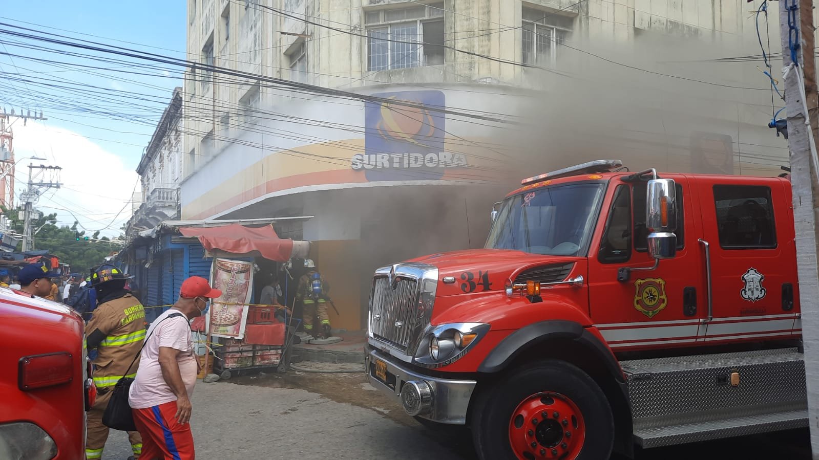En video: Incendio de almacén de ropa en Barranquilla dejó perdidas millonarias