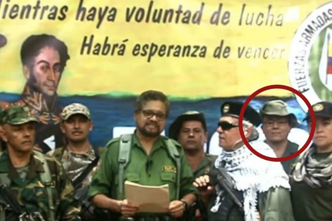 Fotograma del video donde Iván Márquez y compañía anuncia su regreso a las armas. Élmer Caviedes es señalado de ser el hombre de gorra y gafas.Archivo particular.