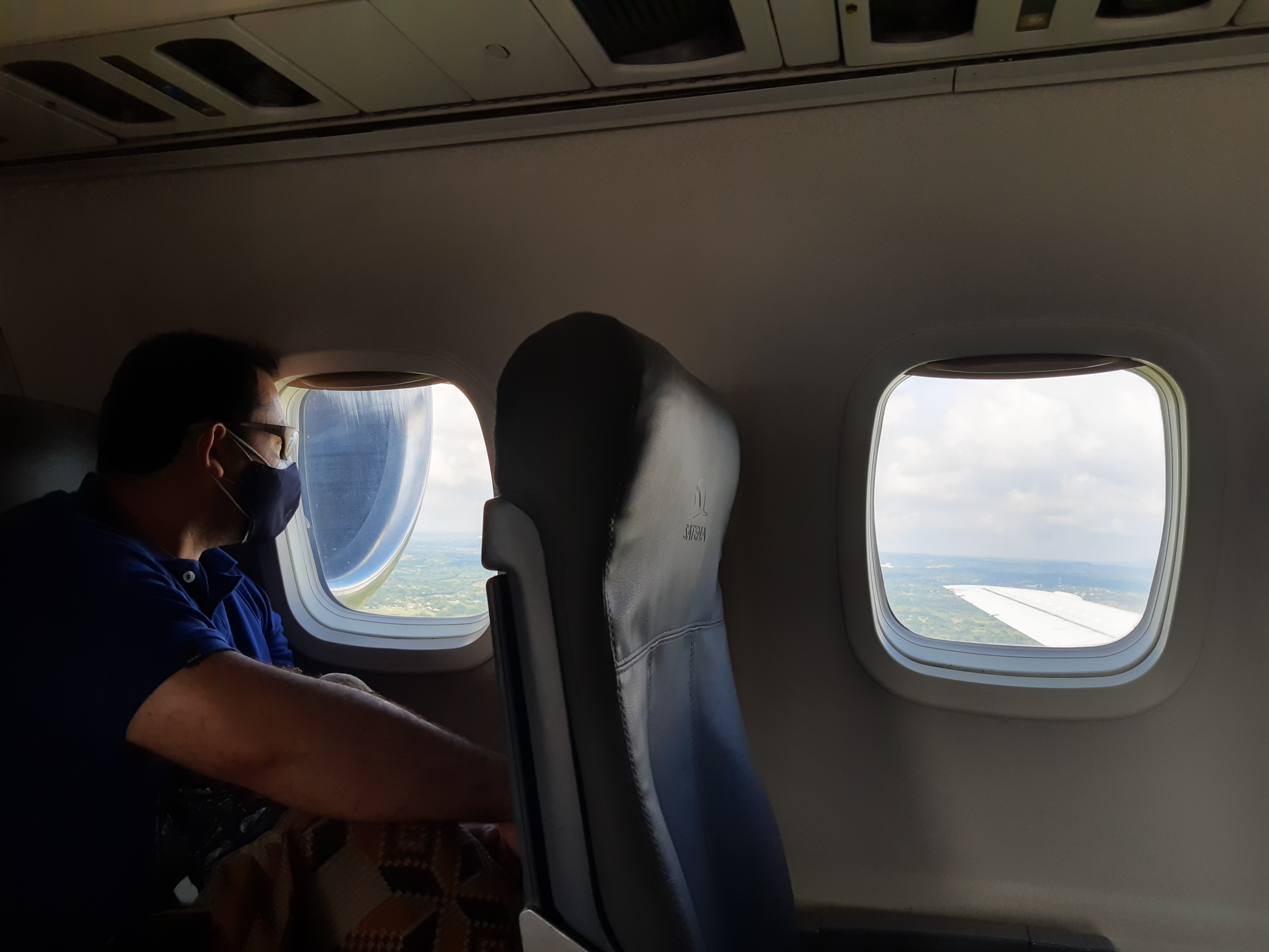 La manera más rápida de llegar a Mompox, desde Bogotá, es volando con Satena a Corozal. Desde allí, hay varias alternativas de transporte terrestre que varían según su presupuesto, y, cruzando el puente Roncador, inaugurado en marzo de este año, llegará en dos horas a la Ciudad Valerosa.