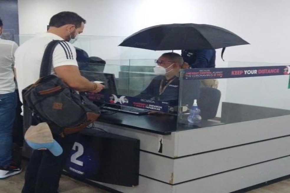 Por goteras dentro del aeropuerto de Barranquilla, trabajadores usan sombrillas