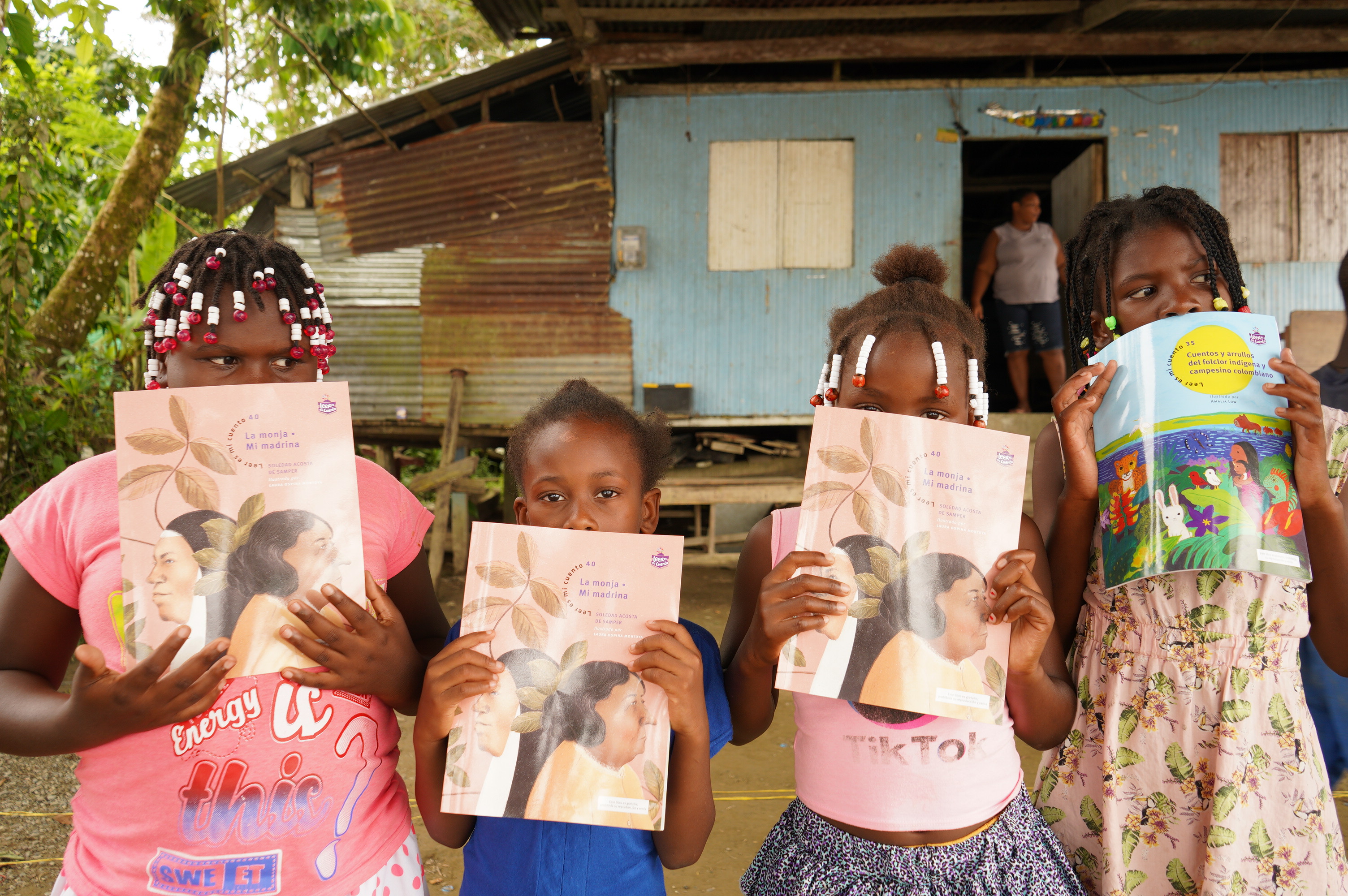 Niñas con el libro "La monja: mi madrina", de Soledad Acosta de Samper.