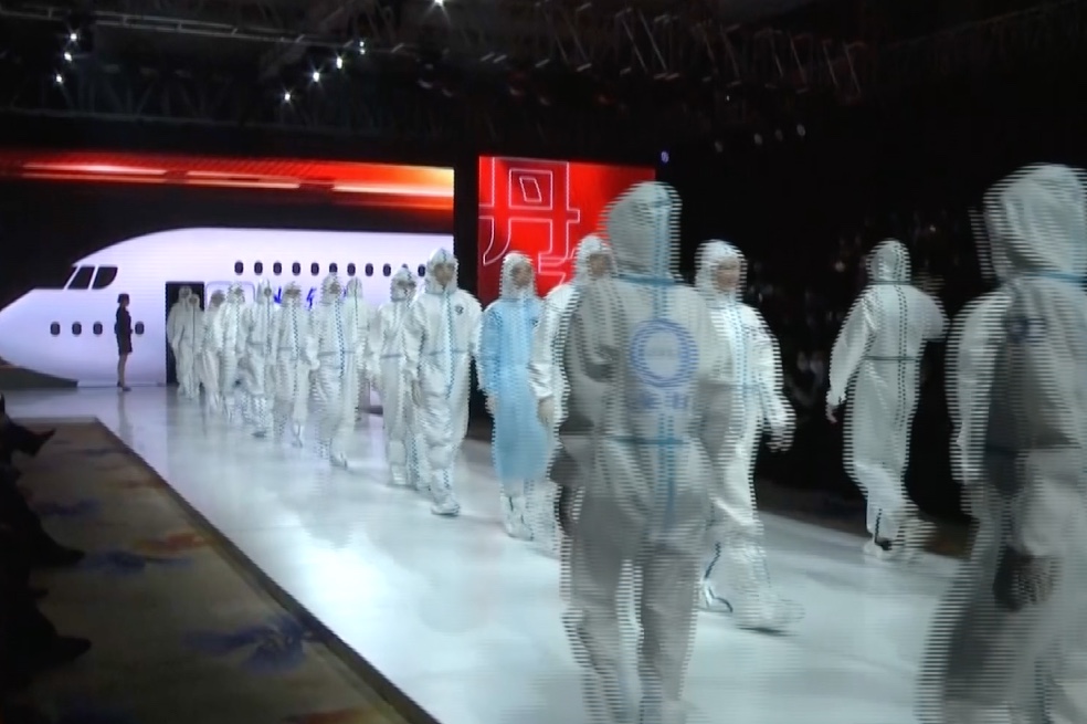 Máscaras y batas de protección en un peculiar desfile de moda en China