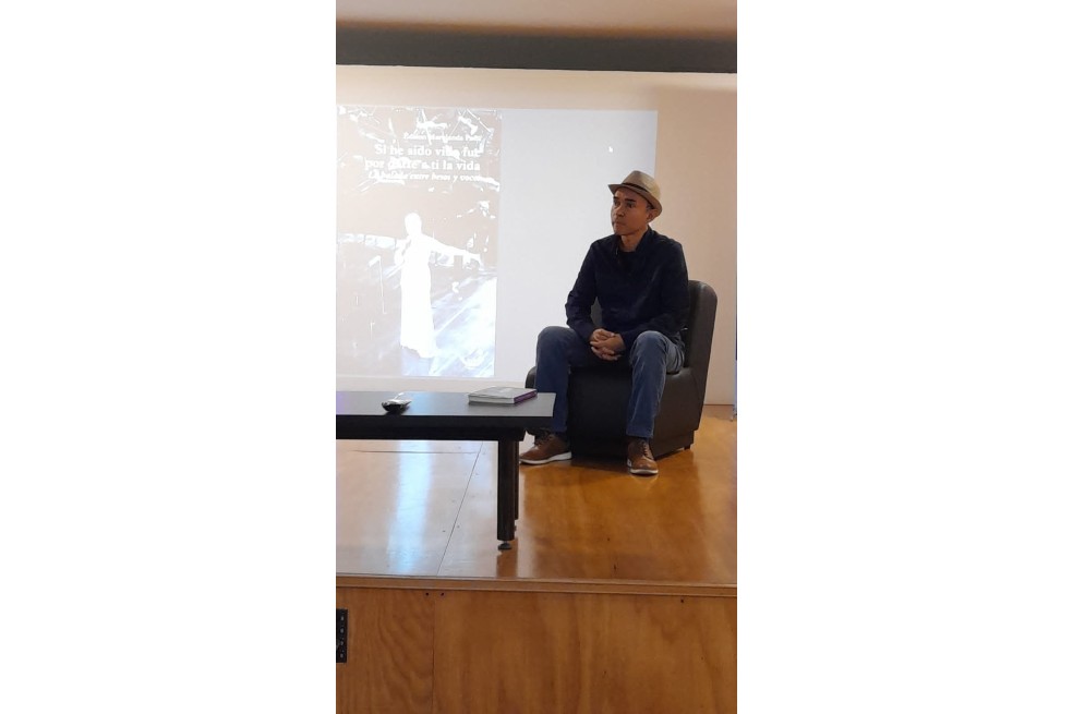 Édison Marulanda, autor del libro "Si he sido vida fue por darte a ti la vida. La balada entre besos y voces".