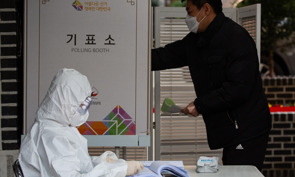 Corea del Sur celebra elecciones generales a pesar del coronavirus