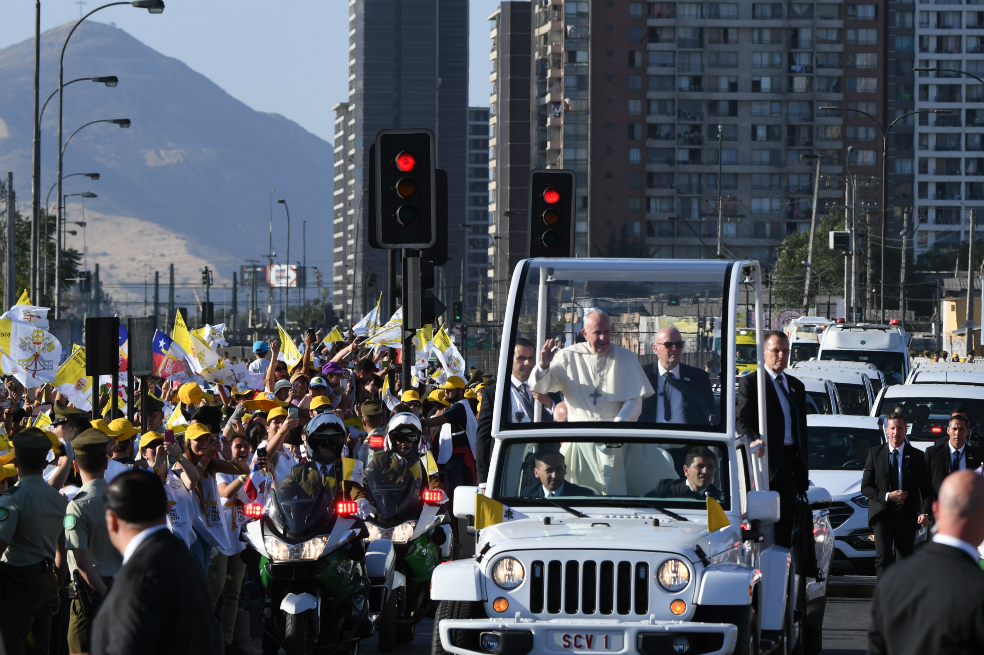 Le tiraron un periódico al papa Francisco en su visita a Chile