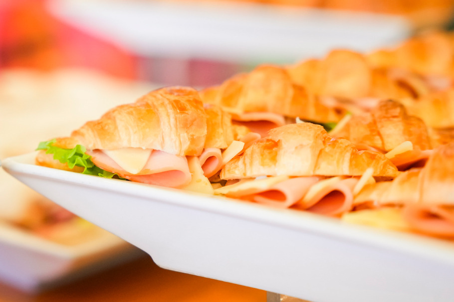 Cómo preparar sándwich de jamón y queso con lechuga