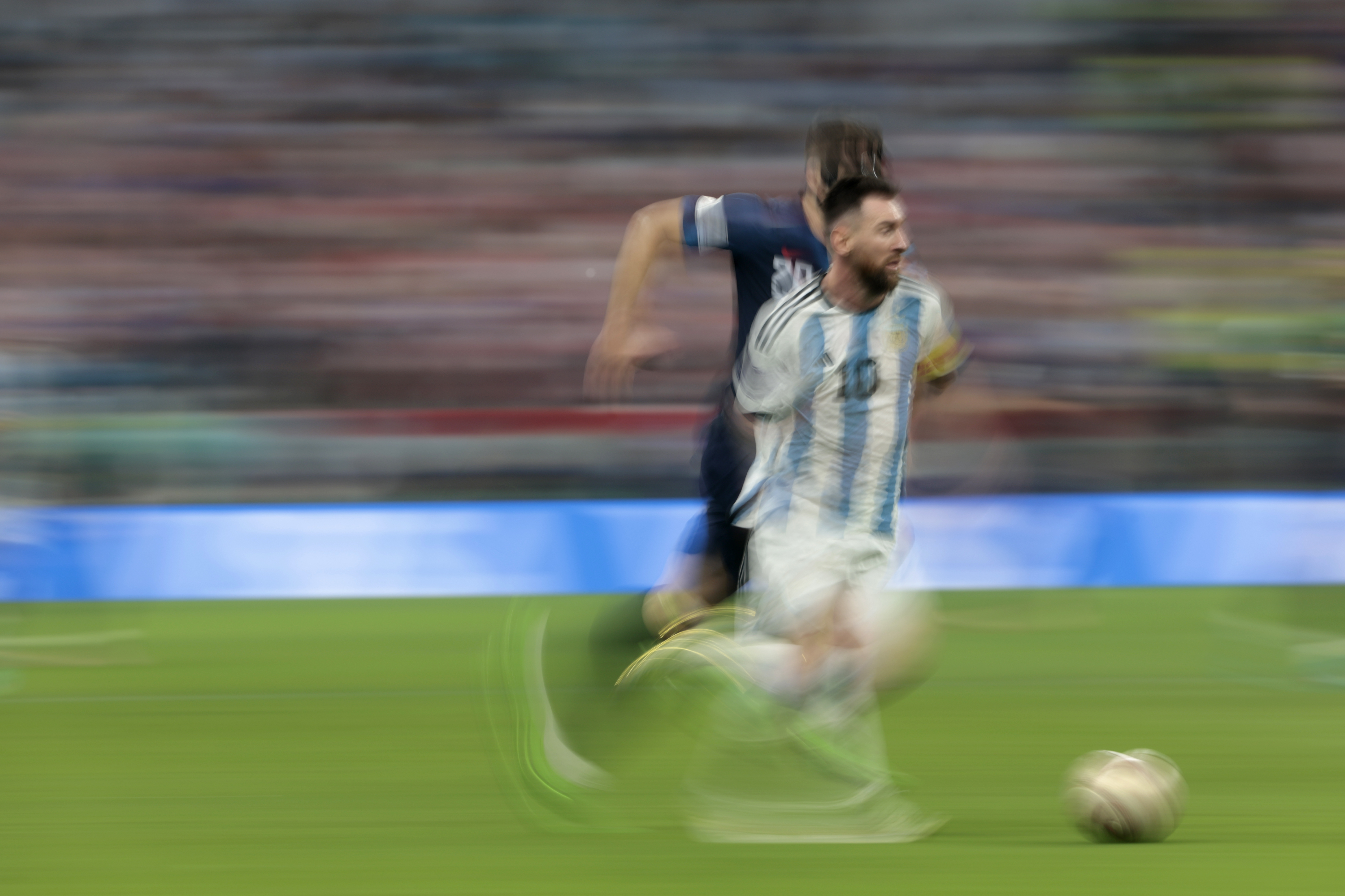 . LUSAIL (CATAR), 13/12/2022.- Lionel Messi de Argentina controla un balón hoy, en un partido de semifinales del Mundial de Fútbol Qatar 2022 entre Argentina y Croacia en el estadio de Lusail (Catar). EFE/Juan Ignacio Roncoroni