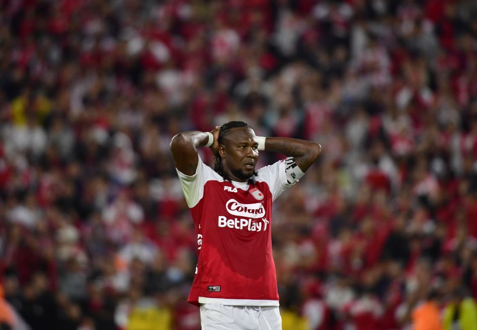 Hugo Rodallega, el capitán y goleador de Santa Fe, se lamenta tras la derrota de su equipo.