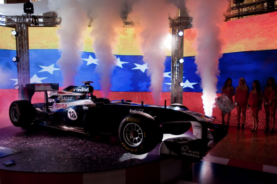 Pastor Maldonado exhibe el poder de su Williams en Caracas