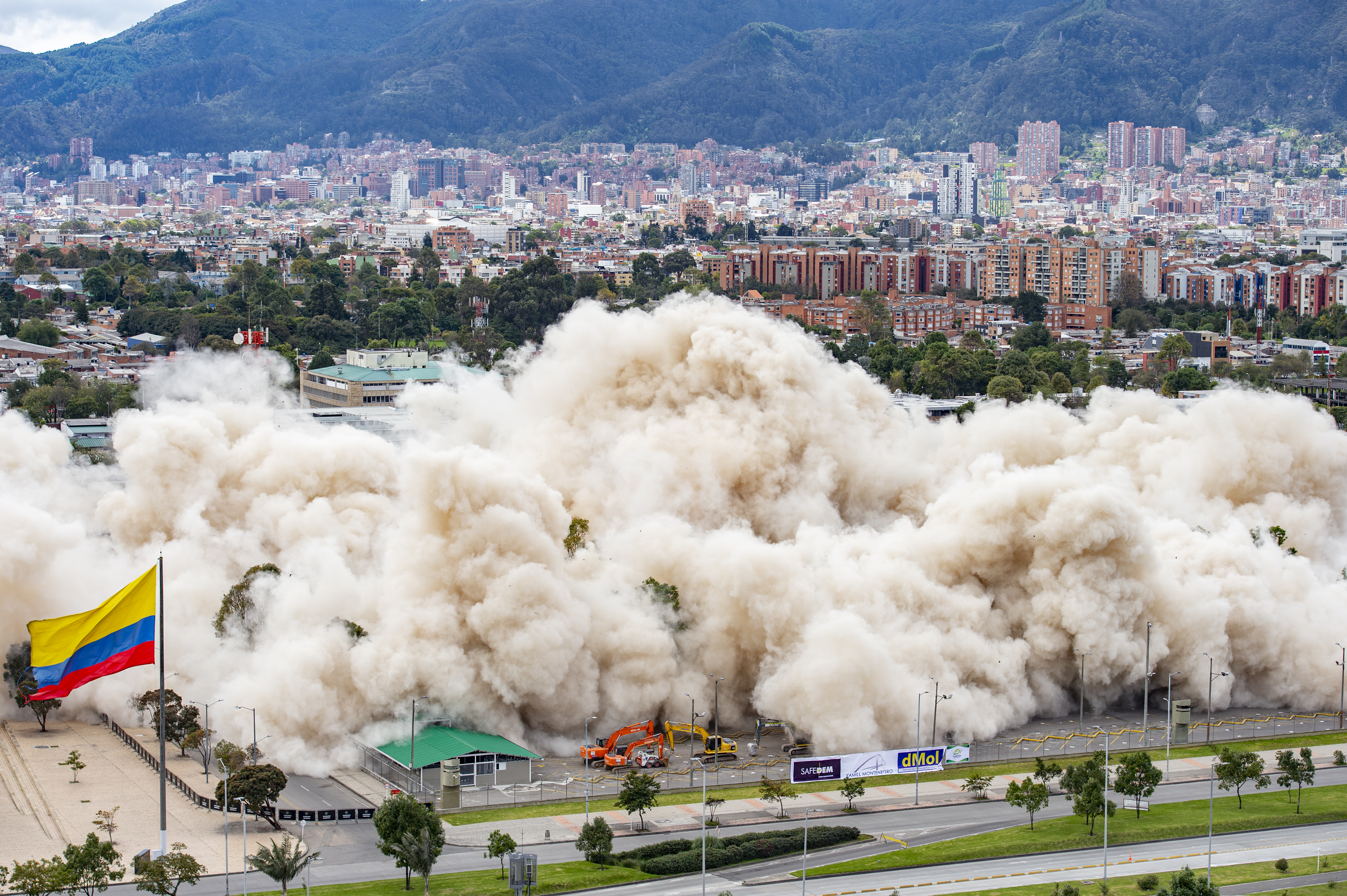 Galería: Así fue la implosión del antiguo edificio del Ministerio de Defensa