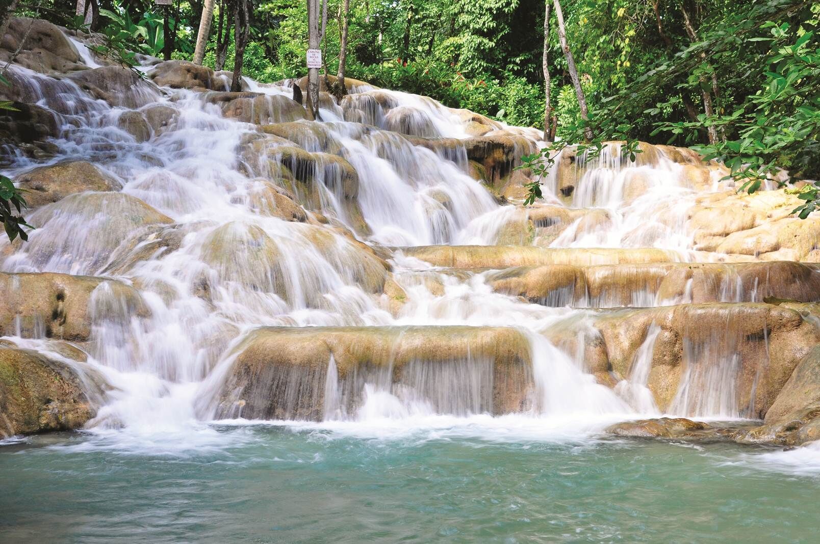 Aldea Rastafari AutóctonaPara una experiencia interactiva y eco-cultural, los viajeros pueden aventurarse a las afueras de Montego Bay a la Aldea Rastafari autóctona. Como un centro cultural viviente, la aldea ofrece una variedad de actividades que incluyen historia jamaiquina, demostraciones culinarias e interacción musical para experimentar plenamente el estilo de vida rastafari. Los visitantes pueden elegir una excursión de medio día o de día completo para tener la oportunidad única de conectar con los rastafaris y aprender más sobre su estilo de vida y sus valores.