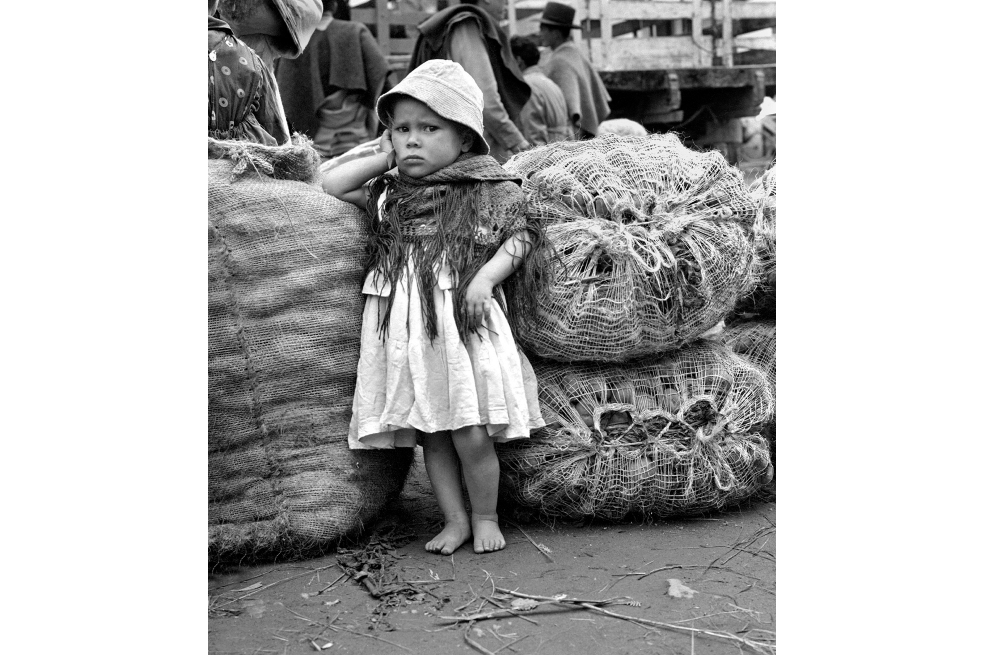 Fotografía de una niña en un mercado boyacense.