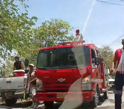 Escándalo por uso del carro de bomberos en fiestas pese a emergencia por incendios en Tolima