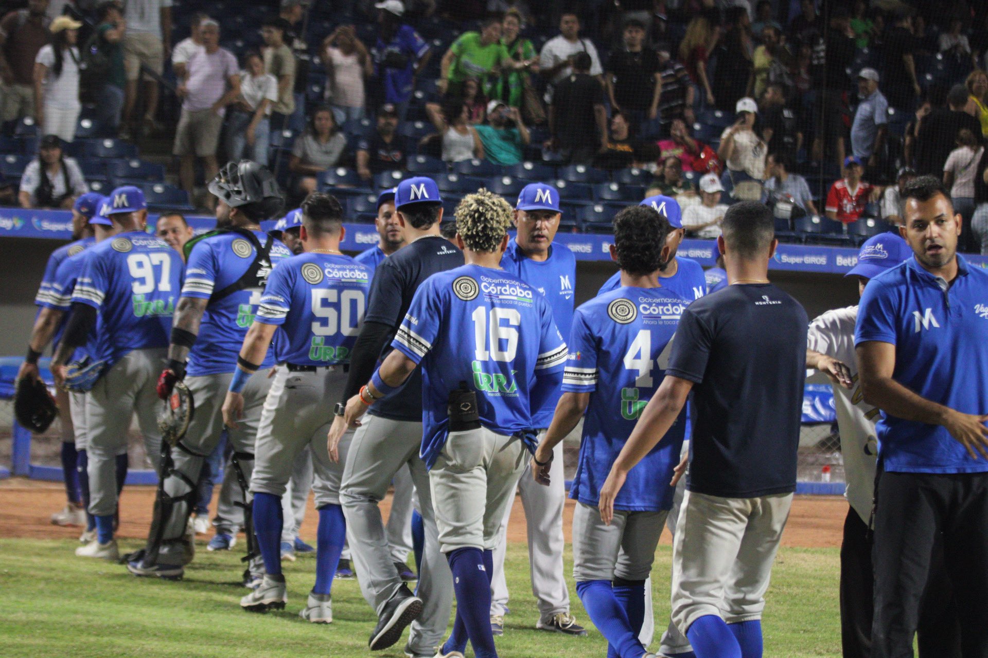 Vaqueros empató la serie final del béisbol colombiano ante Caimanes