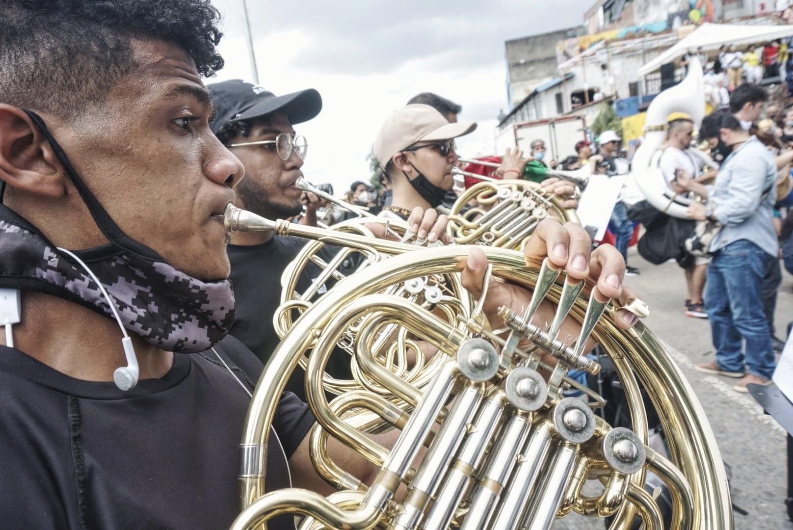 Álvaro Herrera: de desplazado por el conflicto a uno de los más brillantes cornistas