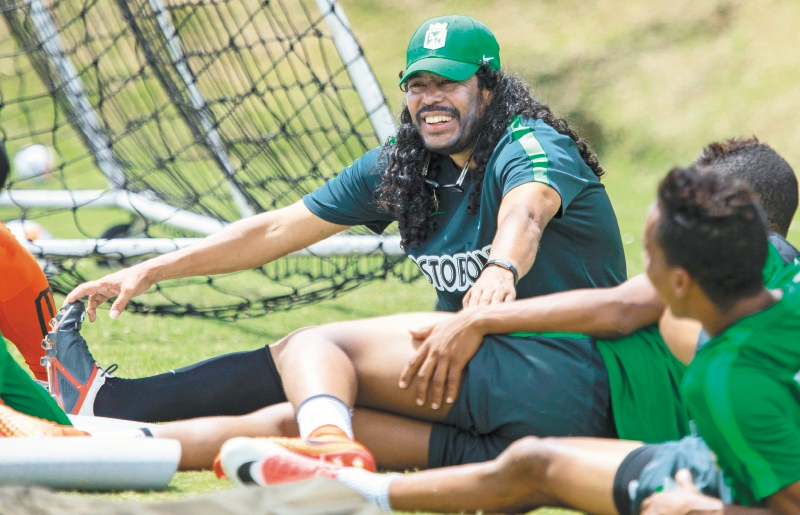 Higuita perdió la paciencia y se enfrentó a hincha que lo insultaba