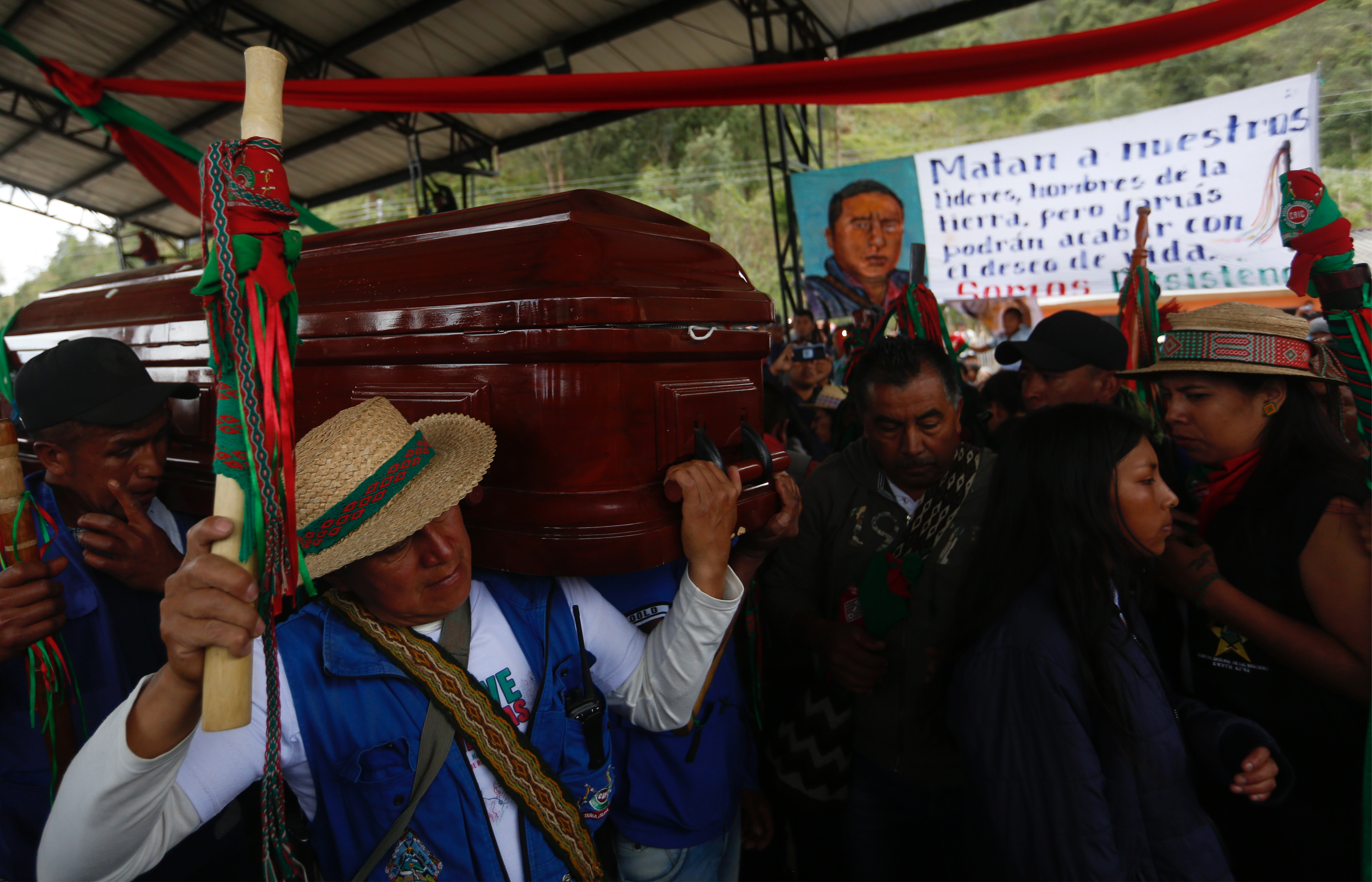 AME6497. CALDONO (COLOMBIA), 29/07/2023.- Familiares, amigos e integrantes de la Guardia Indígena cargan hoy el féretro del líder nasa Fredy Campo Bomba, durante su funeral en la vereda Granadillo del municipio de Caldono, Cauca (Colombia). El crimen contra el líder indígena nasa ocurrió el 26 de julio en la finca Nuevo México del territorio nasa Kiwe Thek Ksxa'w, del municipio de Santander de Quilichao. EFE/ Ernesto Guzmán