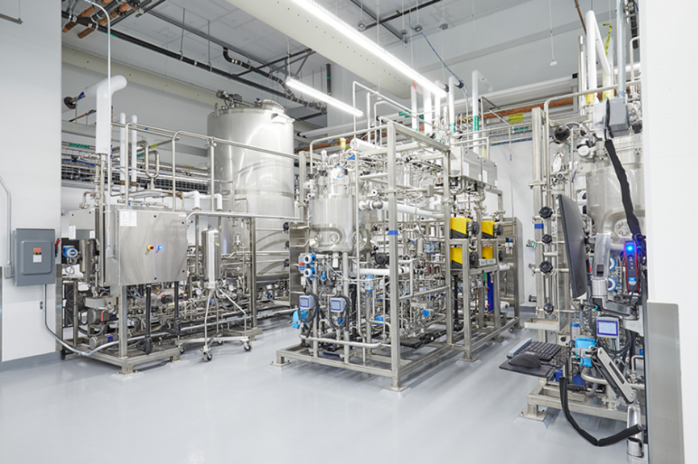 La carne celular se cultiva en tanques en Upside Foods, una empresa que ahora desarrolla productos para uso comercial. Las instalaciones de cultivo como las de la imagen utilizan grandes cantidades de electricidad, por lo que su impacto ambiental depende en gran medida de si la obtienen de fuentes sostenibles.