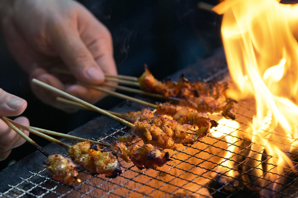 Estos trozos de pollo —asados en un puesto callejero de Singapur— son los primeros productos de carne celular que se venden comercialmente. La empresa que los fabrica, Good Meat, está trabajando para obtener la aprobación de estos y otros productos también en Estados Unidos.