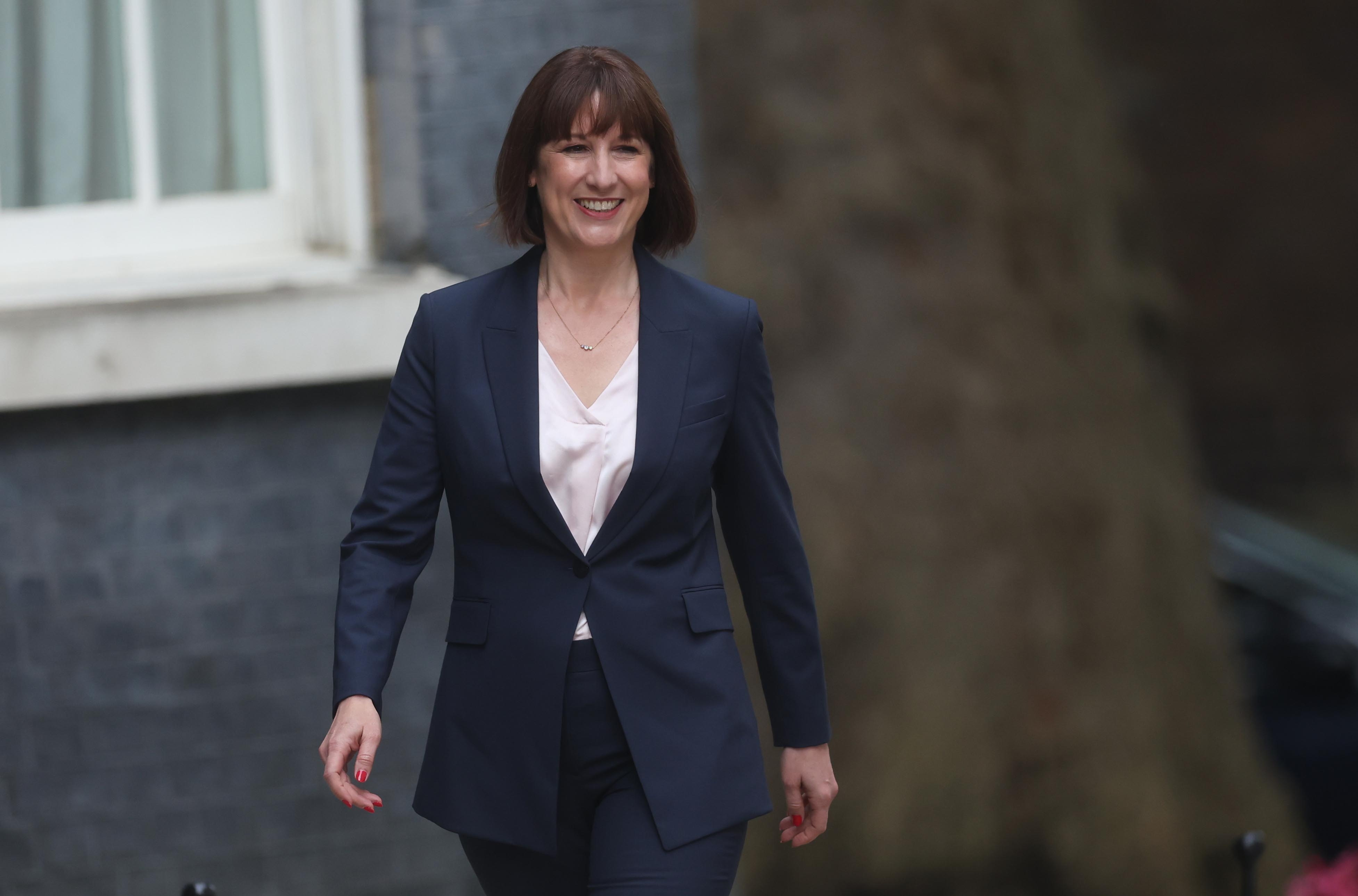 London (United Kingdom), 05/07/2024.- Rachel Reeves arrives at 10 Downing Street in London, Britain, 05 July 2024. Labour party leader Keir Starmer became the country's new prime minister on 05 July, after his party won a landslide victory in the general election. New prime minister Starmer will appoint his cabinet of the new government. Reeves is expected to become first female Chancellor of Exchequer. (deslizamiento de tierras, Reino Unido, Londres) EFE/EPA/NEIL HALL