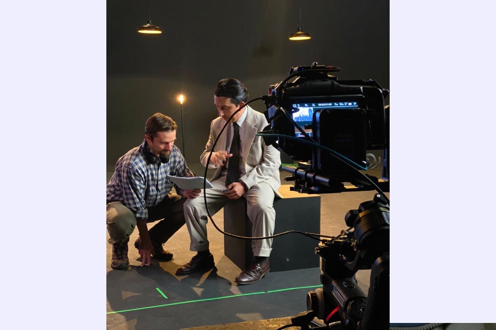 El director Kevin Coleman con el actor Jairo Andrés López, quien interpreta al líder sindical Raúl Eduardo Mahecha.