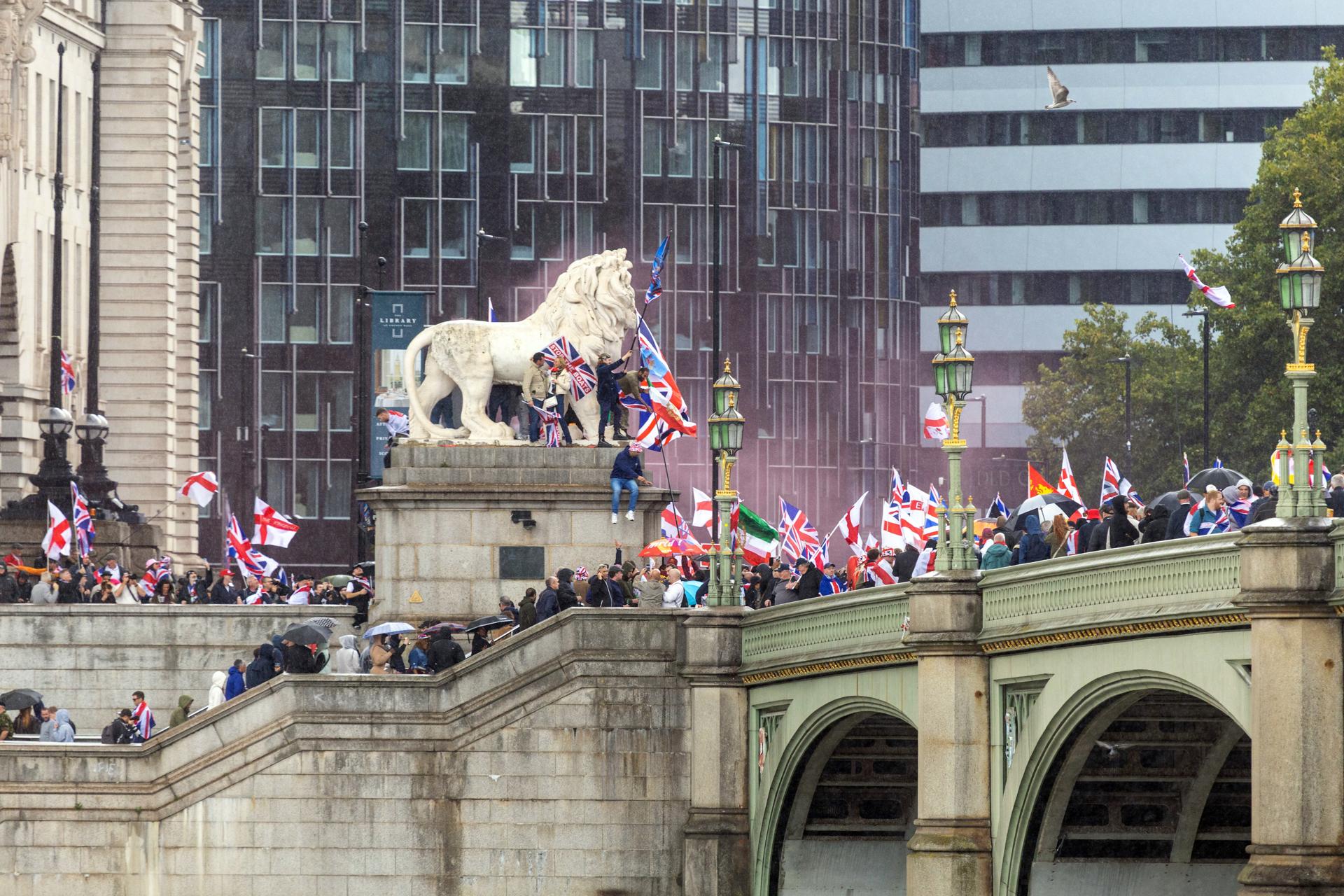 LONDON (United Kingdom), 13/09/2025.- Protesters wave flags as they march during a 'Unite the Kingdom' rally in central London, Britain, 13 September 2025. Two opposing demonstrations, involving tens of thousands of participants, are currently underway in London. 'Unite the Kingdom' is led by far-right activist Tommy Robinson, while the other is organized by anti-racism campaigners under the banner of 'Stand Up to Racism.' (Protestas, Reino Unido, Londres) EFE/EPA/TAYFUN SALCI
