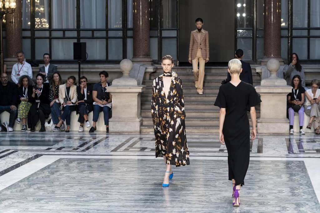 Vestidos fluidos y trajes estructurados en la nueva colección de Victoria Beckham