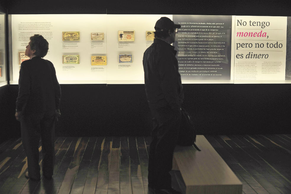 La nueva sala de Casa de Moneda, en Bogotá,  expone el documento original del primer empréstito que hizo el Estado. / Óscar Pérez-El Espectador