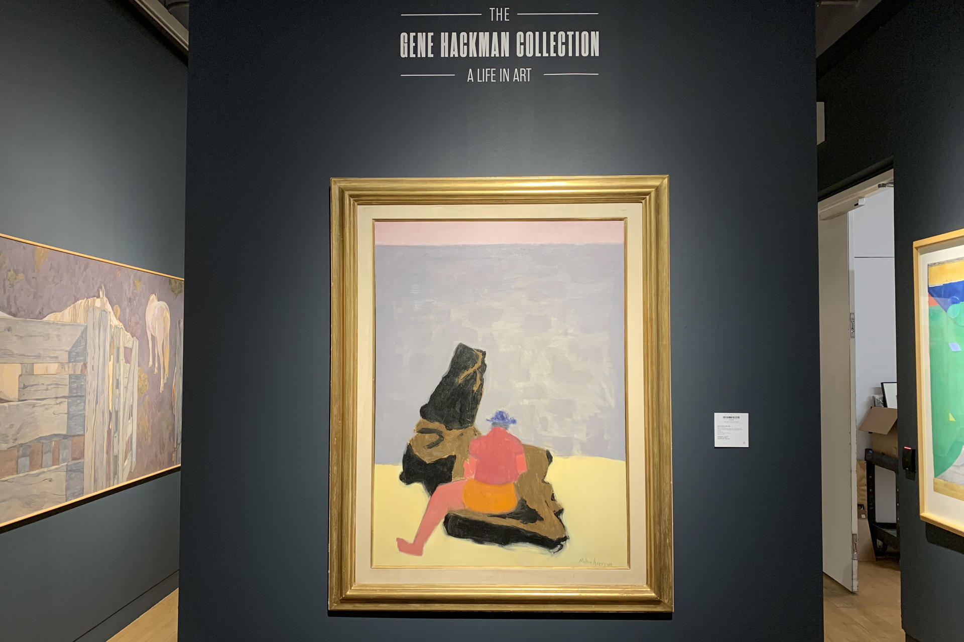 ATENCIÓN EDITORES CORRIGE CREDITO E INFORMACIÓN 
AME9160. NUEVA YORK (ESTADOS UNIDOS), 14/11/2025.- Fotografía de la obra 'Figure on the Jetty' (1957) del pintor modernista estadounidense Milton Avery, exhibida en la sala de la colección personal del actor Gene Hackman este viernes, en la casa de subastas Bonhams, en Nueva York (EEUU). Bonhams ofertará el próximo miércoles en Nueva York la colección privada del actor Gene Hackman, fallecido este 2025, entre la cual se encuentran 13 obras artísticas, algunas valoradas en cientos de miles de dólares, mientras que también se podrá pujar por tres Globos de Oro y otros elementos de su patrimonio en subastas en línea. EFE/ Jan Téllez Asensio
