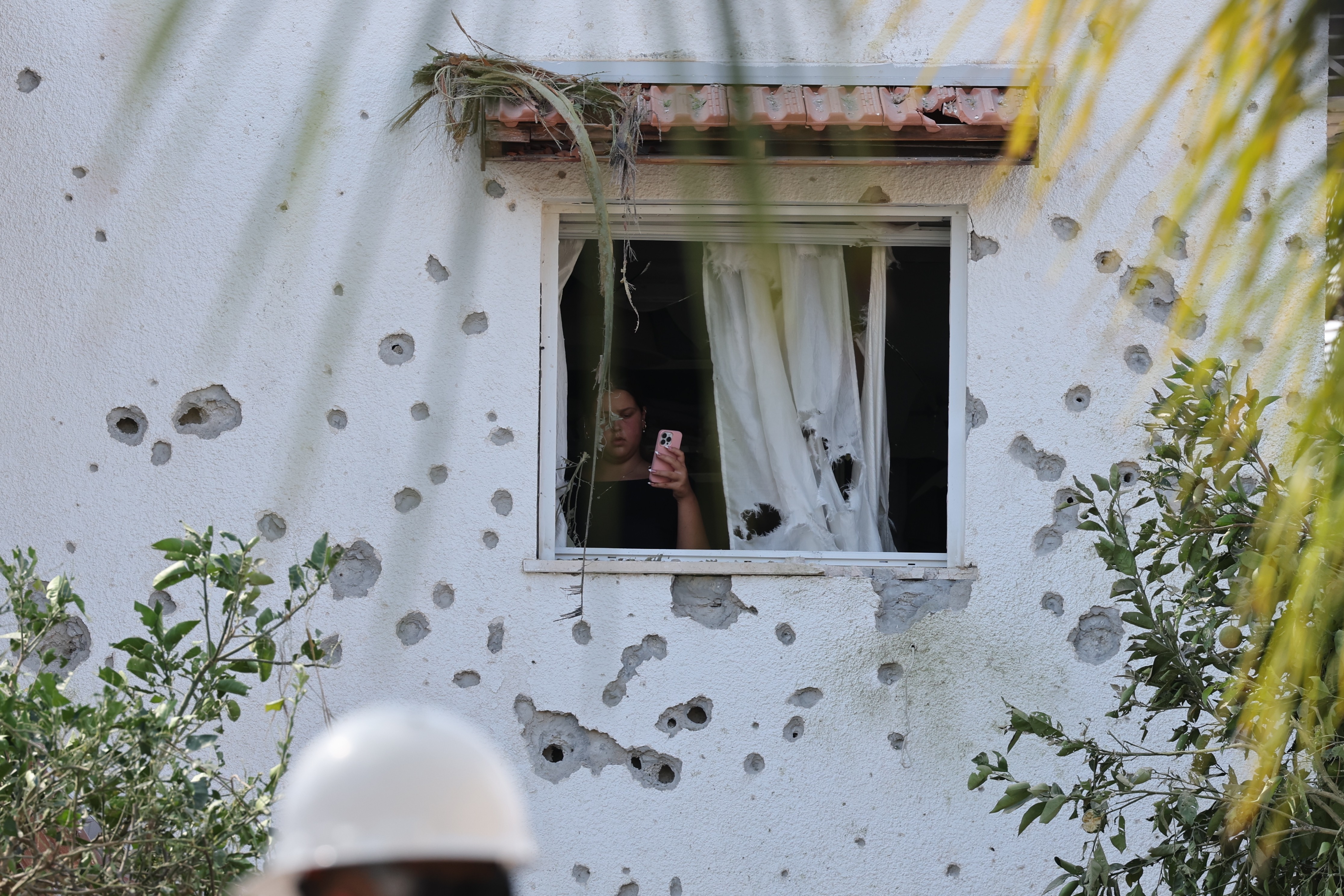 Kiryat Bialik (Israel), 22/09/2024.- People inspect the damage at the scene of a missile strike on a residential neighbourhood in Kiryat Bialik, northern Israel, 22 September 2024. The Israeli military said that about 85 projectiles were identified crossing from Lebanon into several areas in northern Israel on 22 September. Some of the shells were intercepted, and fallen projectiles were located in Kiryat Bialik, Tsur Shalom and Moreshet, igniting fires in the area, the statement added. Following the attack on northern Israel the Israel Defense Forces (IDF) said it conducted strikes against Hezbollah targets in Lebanon. (Líbano, Hizbulá/Hezbolá) EFE/EPA/ABIR SULTAN