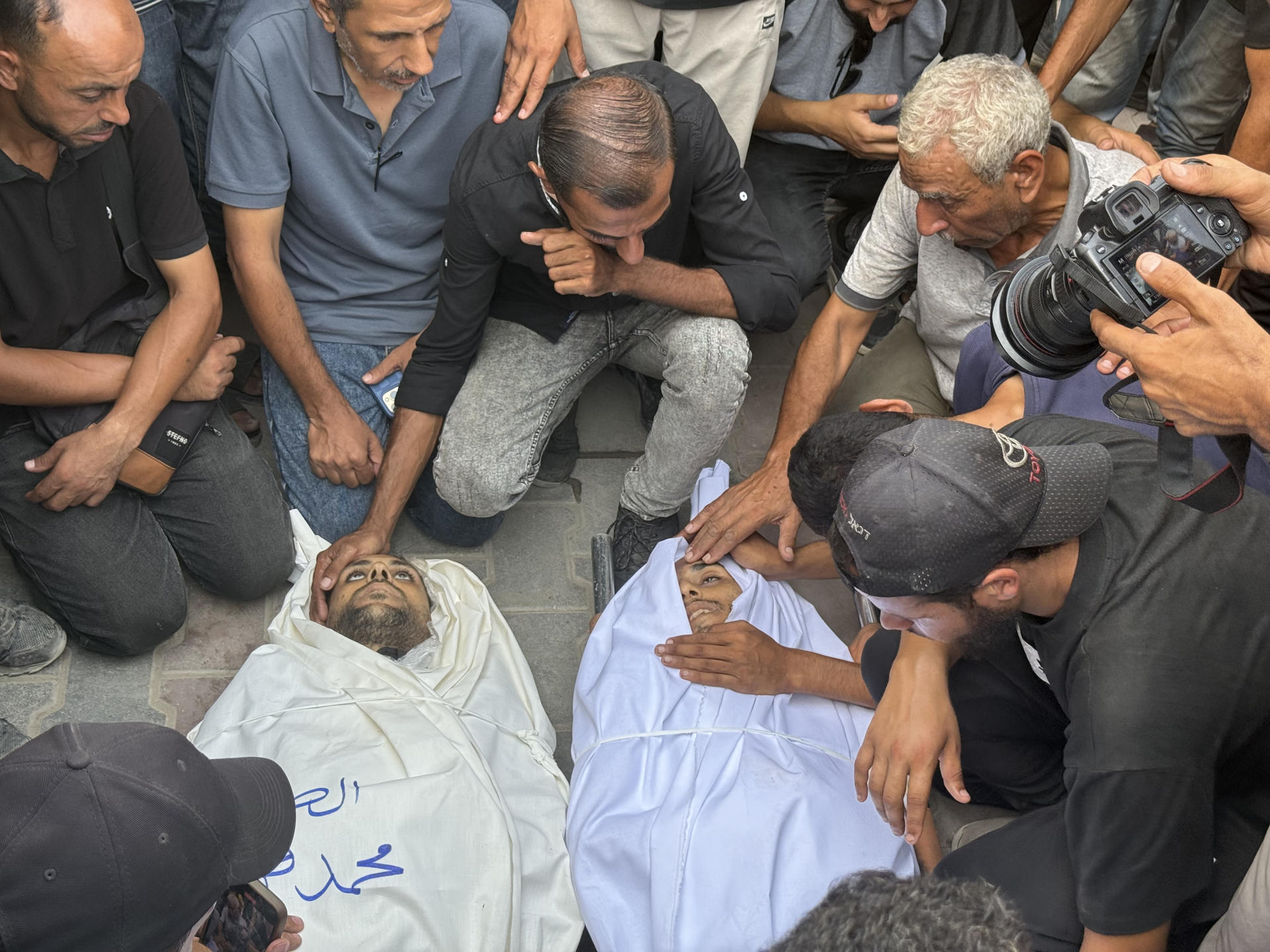 Israel mató a cinco periodistas de Al Jazeera en Gaza: así fue su funeral