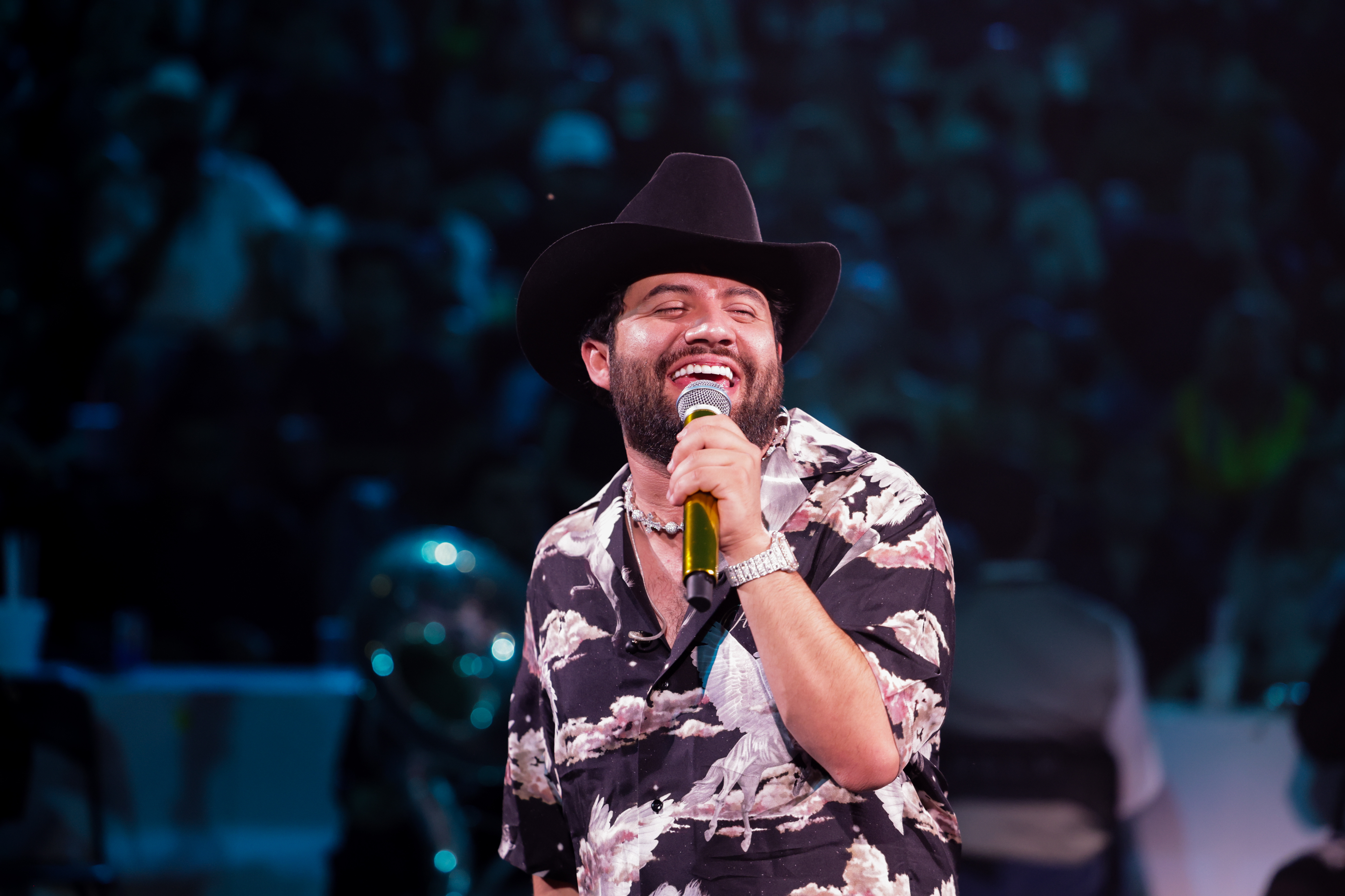 Luis R. Conriquez, de trabajar en una gasolinera a cantante de regional mexicana