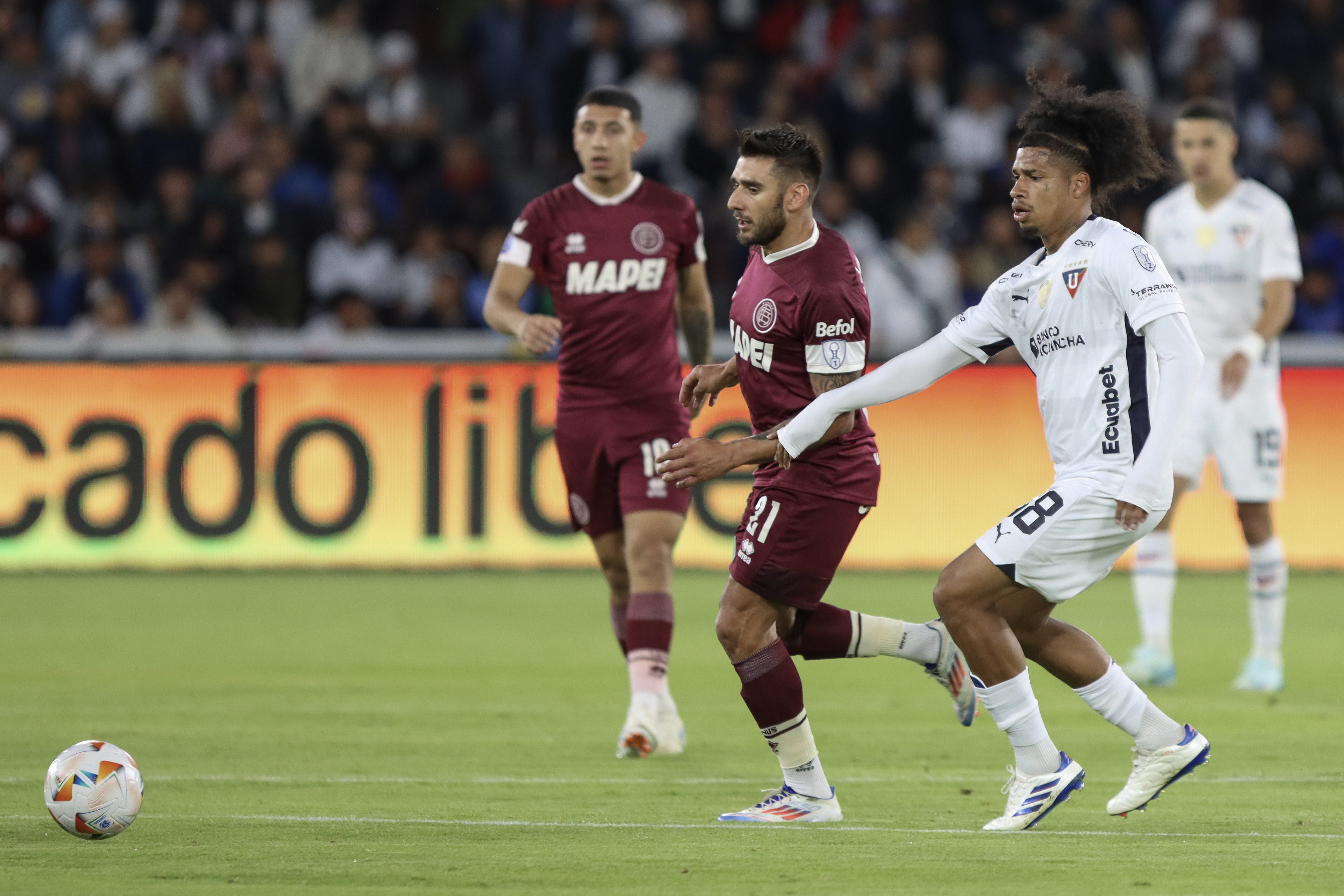 AMDEP4486. QUITO (ECUADOR), 14/08/2024.- Marco Angulo Solorzano (d) de LDU disputa un balón con Eduardo Salvio de Lanús este miércoles, en el partido de ida de octavos de final de la Copa Sudamericana entre LDU Quito y Lanús en el estadio Rodrigo Paz Delgado en Quito (Ecuador). EFE/ Rolando Enriquez