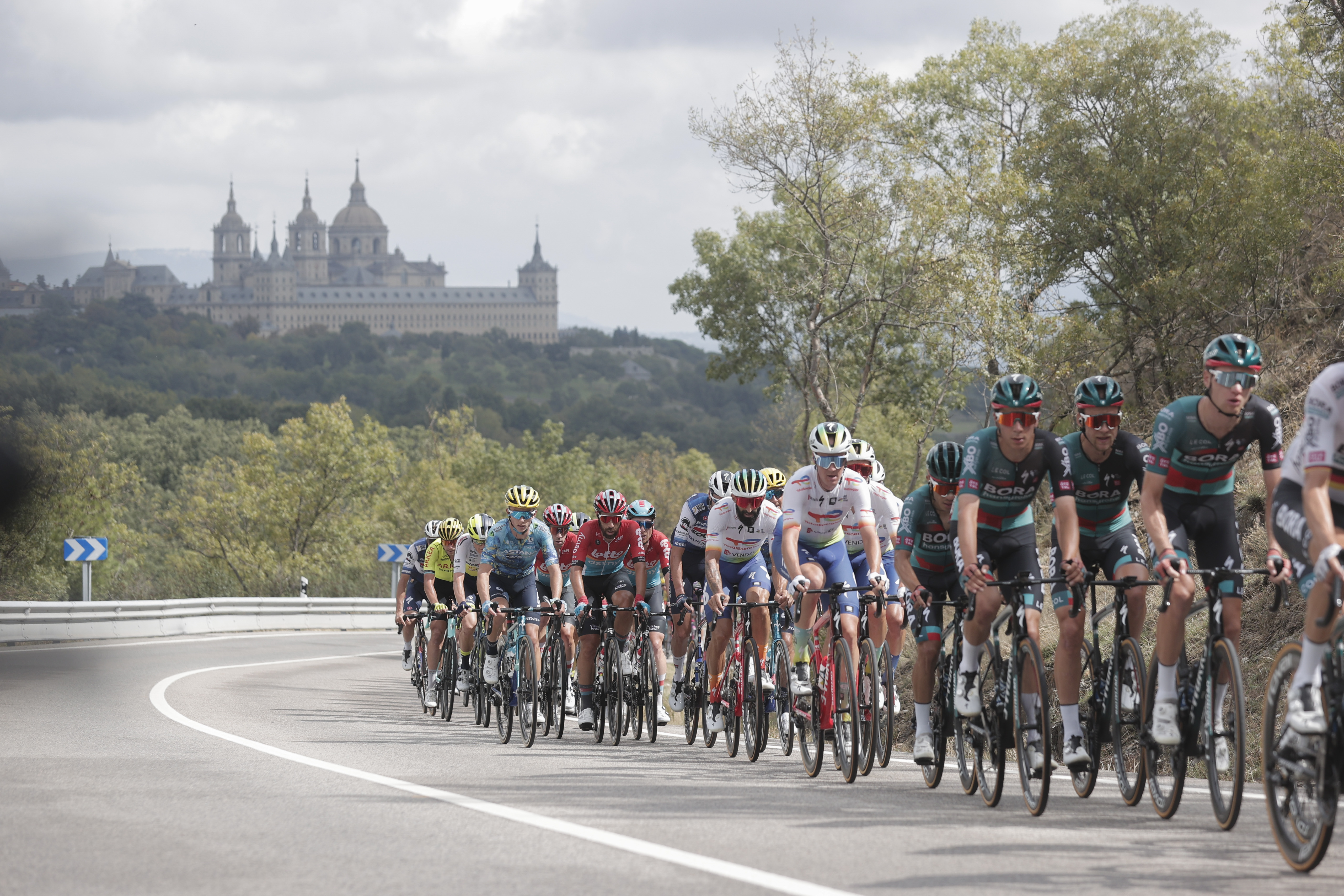 MANZANARES EL REAL, 16/09/2023.- El pelotón durante la 20ª etapa de La Vuelta Ciclista a España disputada entre las localidades madrileñas de Manzanares El Real y Guadarrama, de 208 km, este sábado. EFE/Manu Bruque
