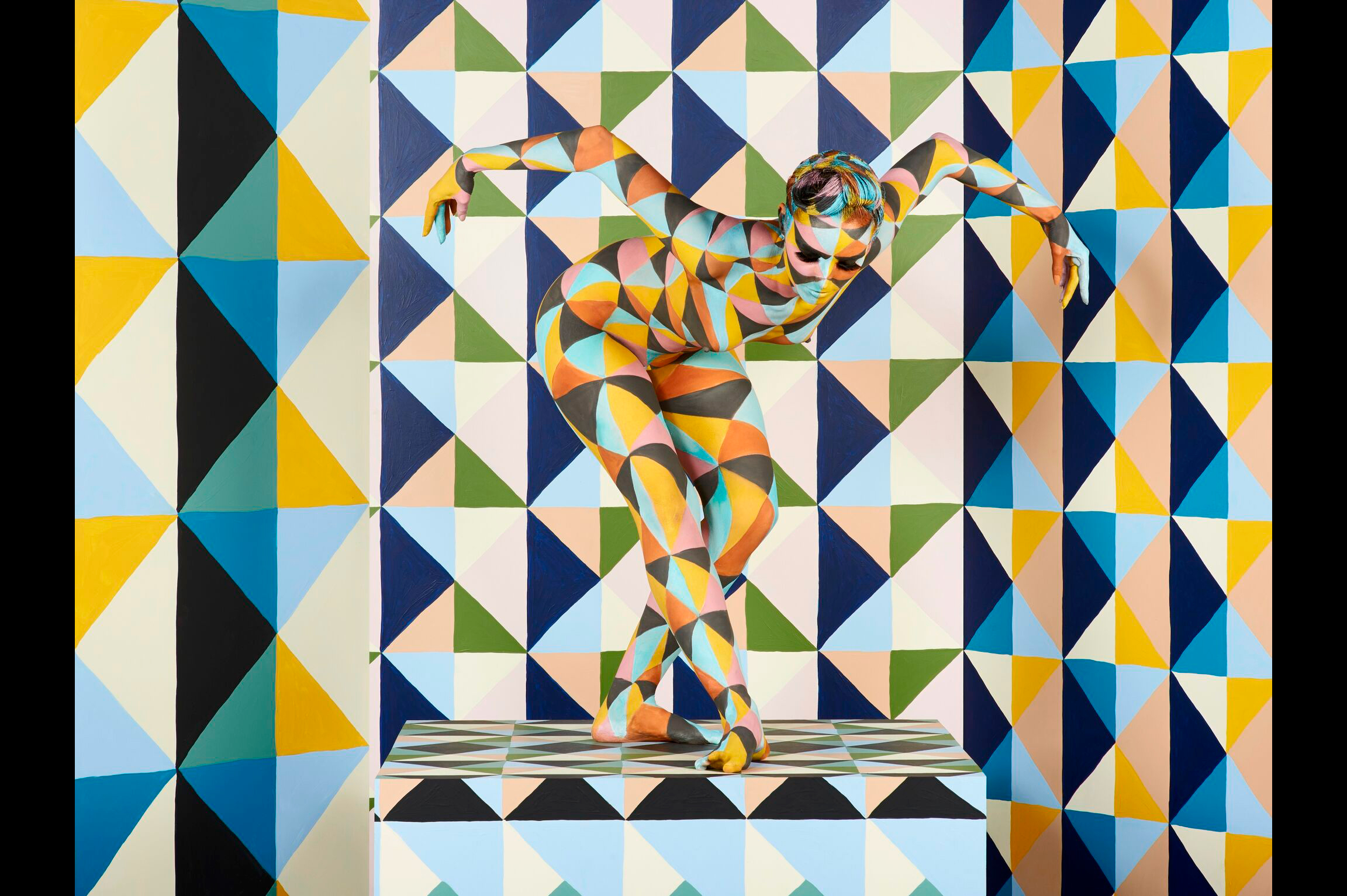 Artista crea ilusiones geométricas con modelos desnudos