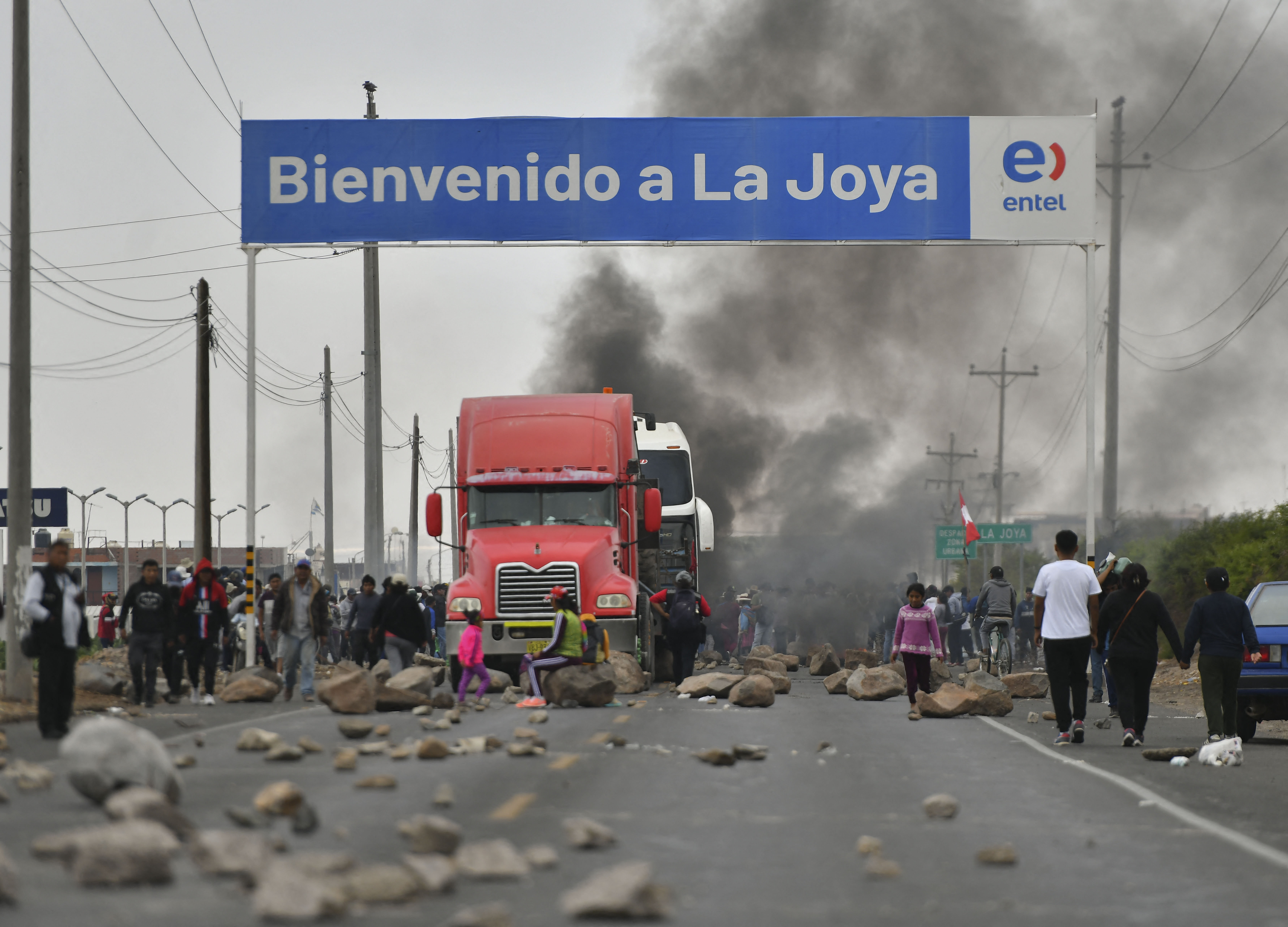 En las calles, en tanto, las manifestaciones se mantienen por tercer día y atizan la incertidumbre sobre la posibilidad de que Boluarte pueda concluir en 2026 su mandato, como ella misma anunció al asumir.
