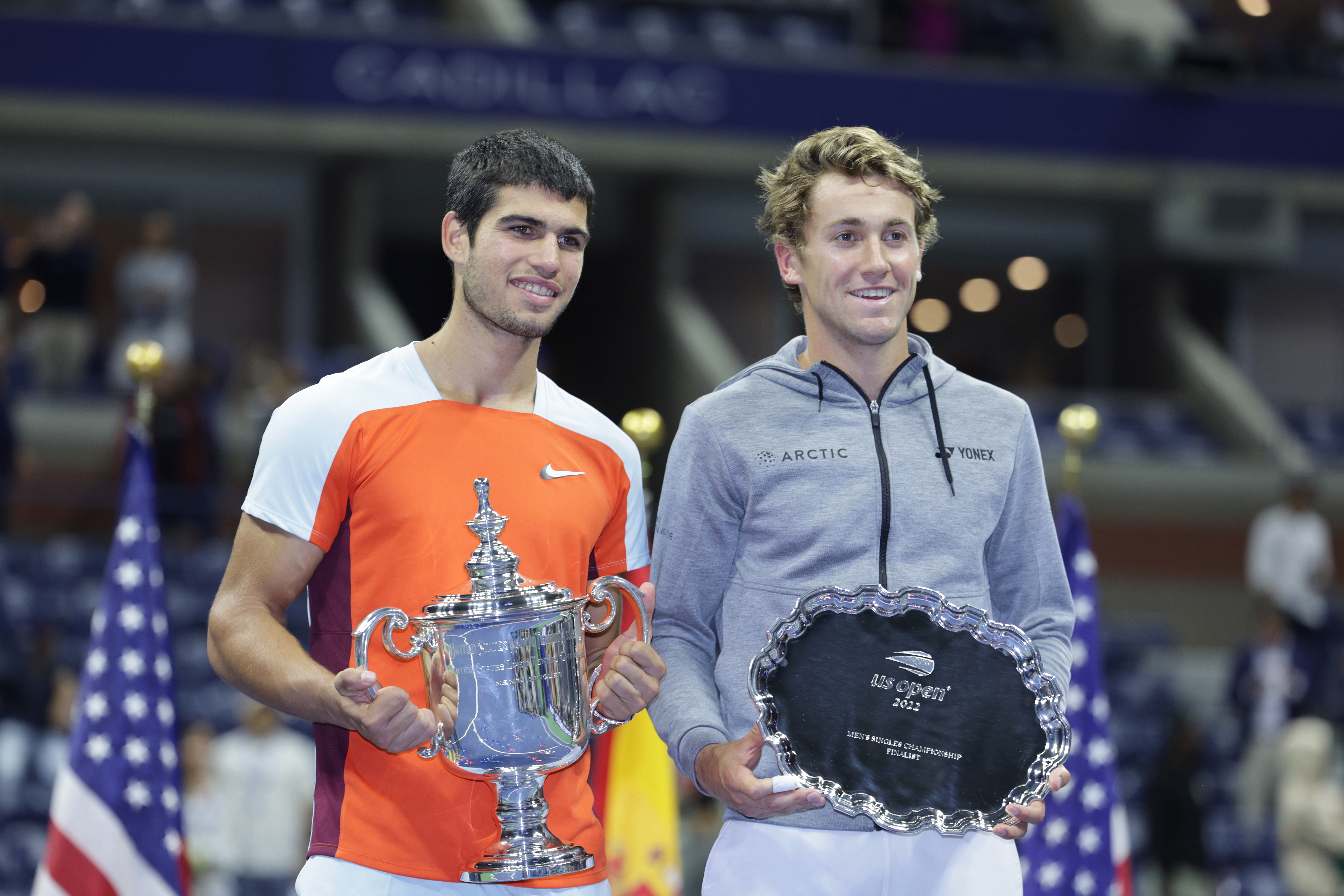 Flushing Meadows (United States), 11/09/2022.- Carlos Alcaraz of Spain celebrates with the championship trophy after defeating Casper Ruud of Norway (R) during the men's final match at the US Open Tennis Championships at the USTA National Tennis Center in Flushing Meadows, New York, USA, 11 September 2022. The US Open runs from 29 August through 11 September. (Tenis, Abierto, Noruega, España, Estados Unidos, Nueva York) EFE/EPA/JUSTIN LANE