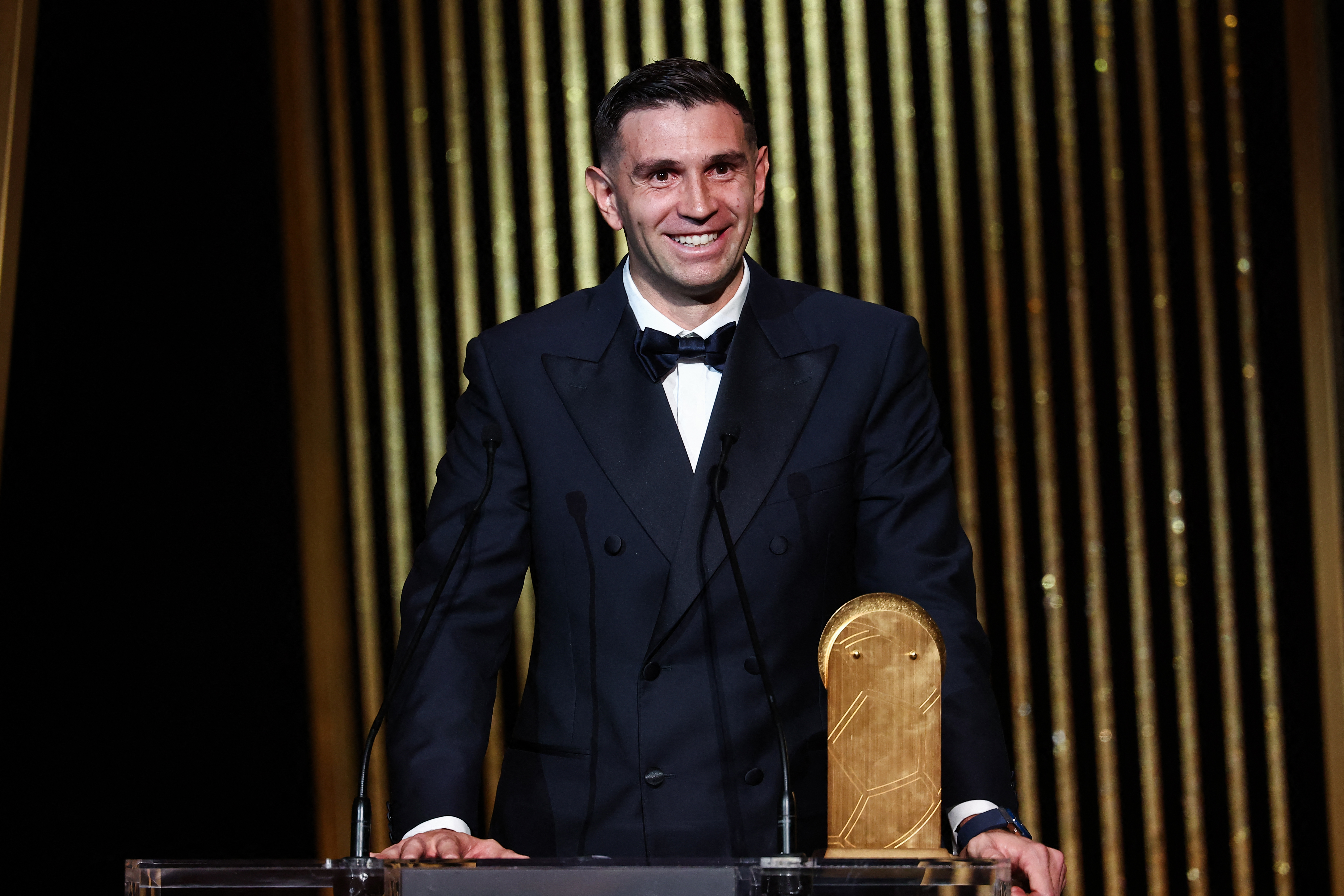 ‘Dibu’ Martínez ganó, por segundo año, el premio al mejor arquero del mundo