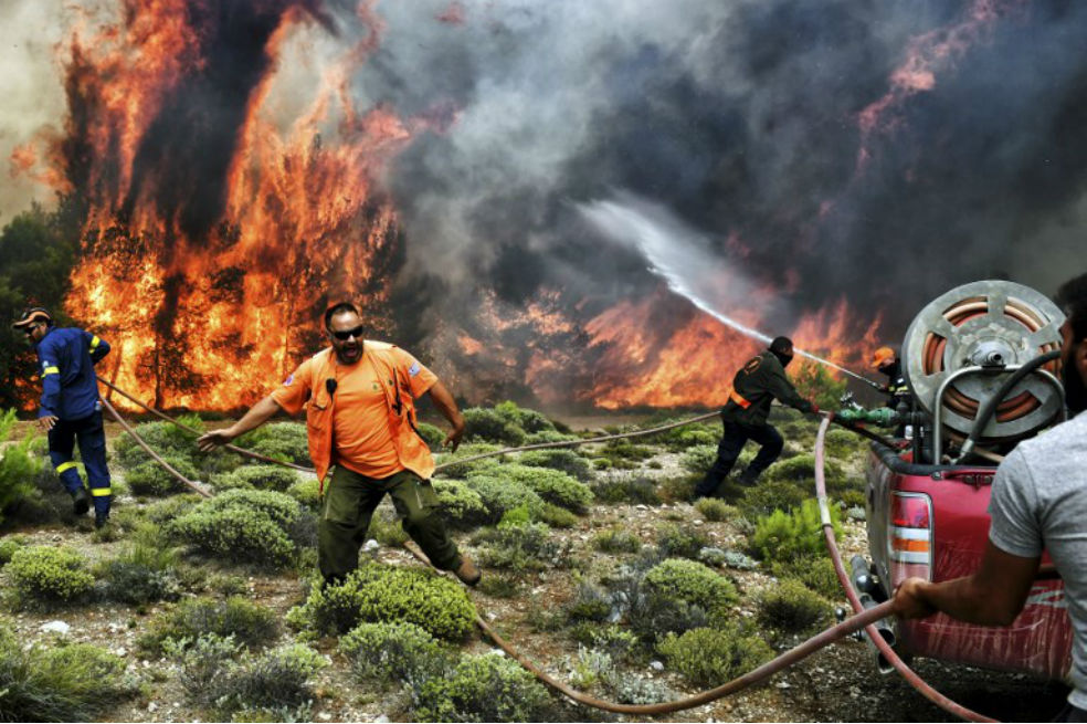 Sigue la lucha por frenar voraces incendios en Grecia