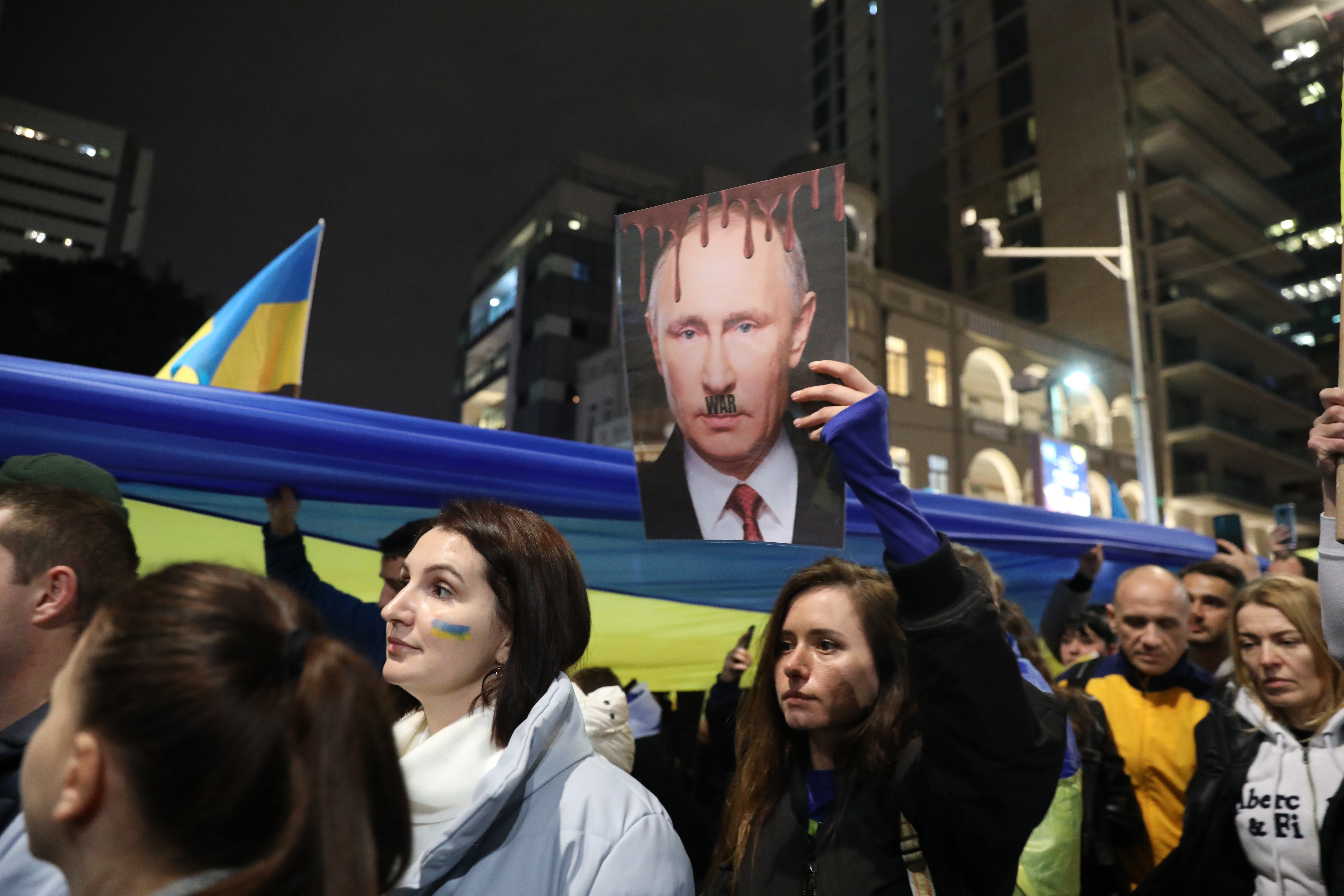 Tel Aviv (Israel), 26/02/2022.- People protest against the Russian invasion of Ukraine and in support of the Ukraine, in Tel Aviv, Israel, 26 February 2022. Russian troops entered Ukraine on 24 February prompting the country's president to declare martial law and triggering a series of announcements by Western countries to impose severe economic sanctions on Russia. (Protestas, Rusia, Ucrania) EFE/EPA/ABIR SULTAN EPA-EFE/ABIR SULTAN