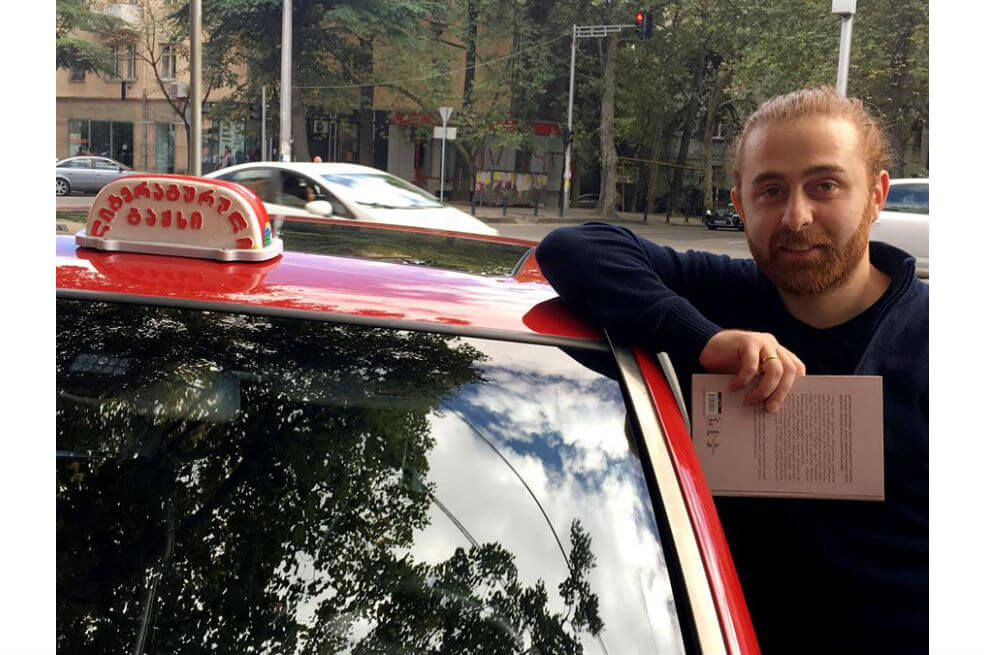 El taxi que cobra los viajes en conversaciones sobre literatura