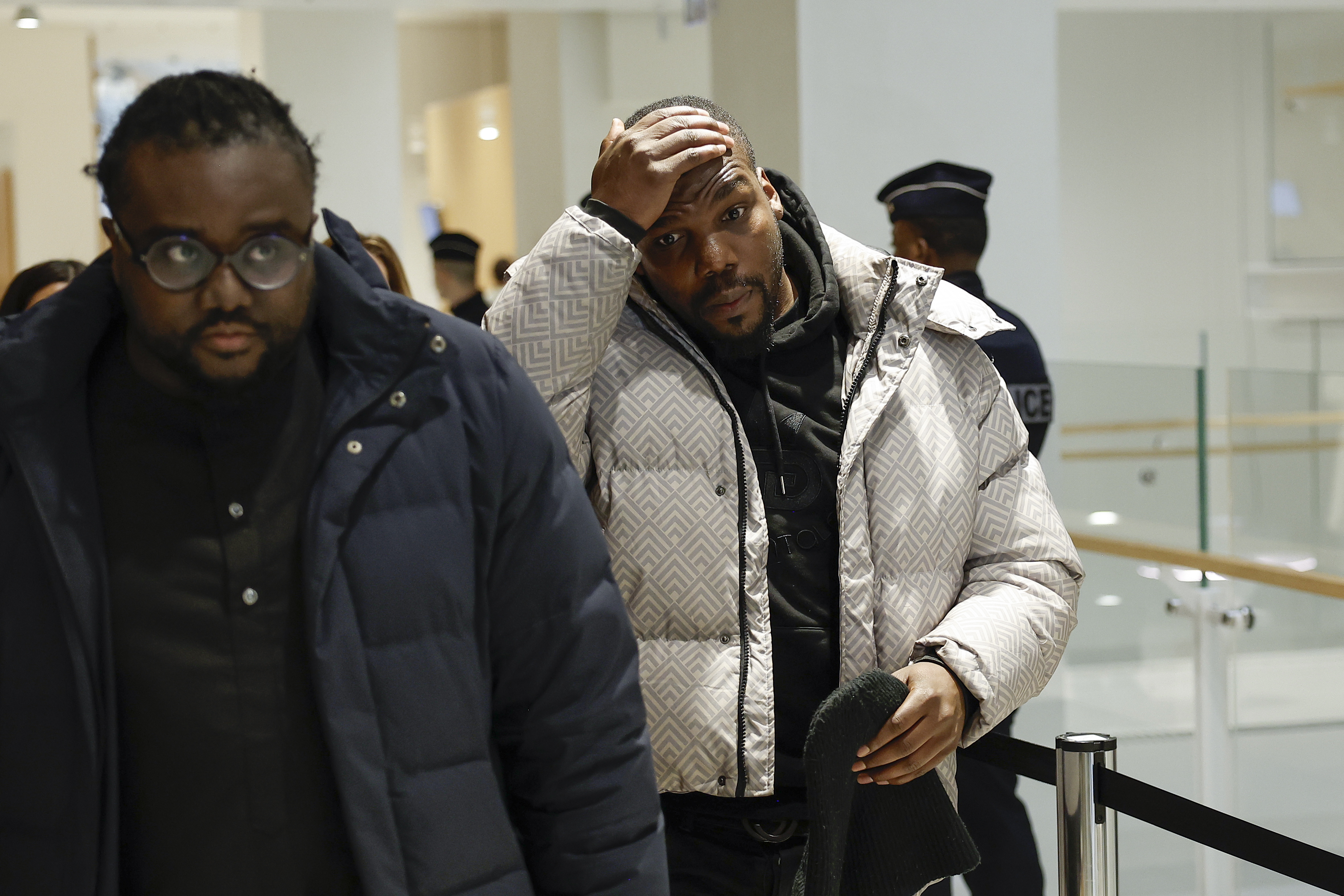 Paris (France), 19/12/2024.- Mathias Pogba, brother of French soccer player Paul Pogba (C), arrives with his lawyer, Tabula Mbeko (L), for his trial at the courthouse in Paris, France, 19 December 2024. Six men, including Mathias Pogba, the brother of French midfielder Paul Pogba, are on trial on charges of attempted extortion of millions of euros and threatening former Juventus player Paul Pogba with a gun in 2022. (Francia) EFE/EPA/YOAN VALAT