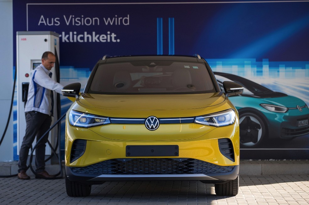 VW sube 29% en la bolsa tras presentar planes para destronar a Tesla en 2025