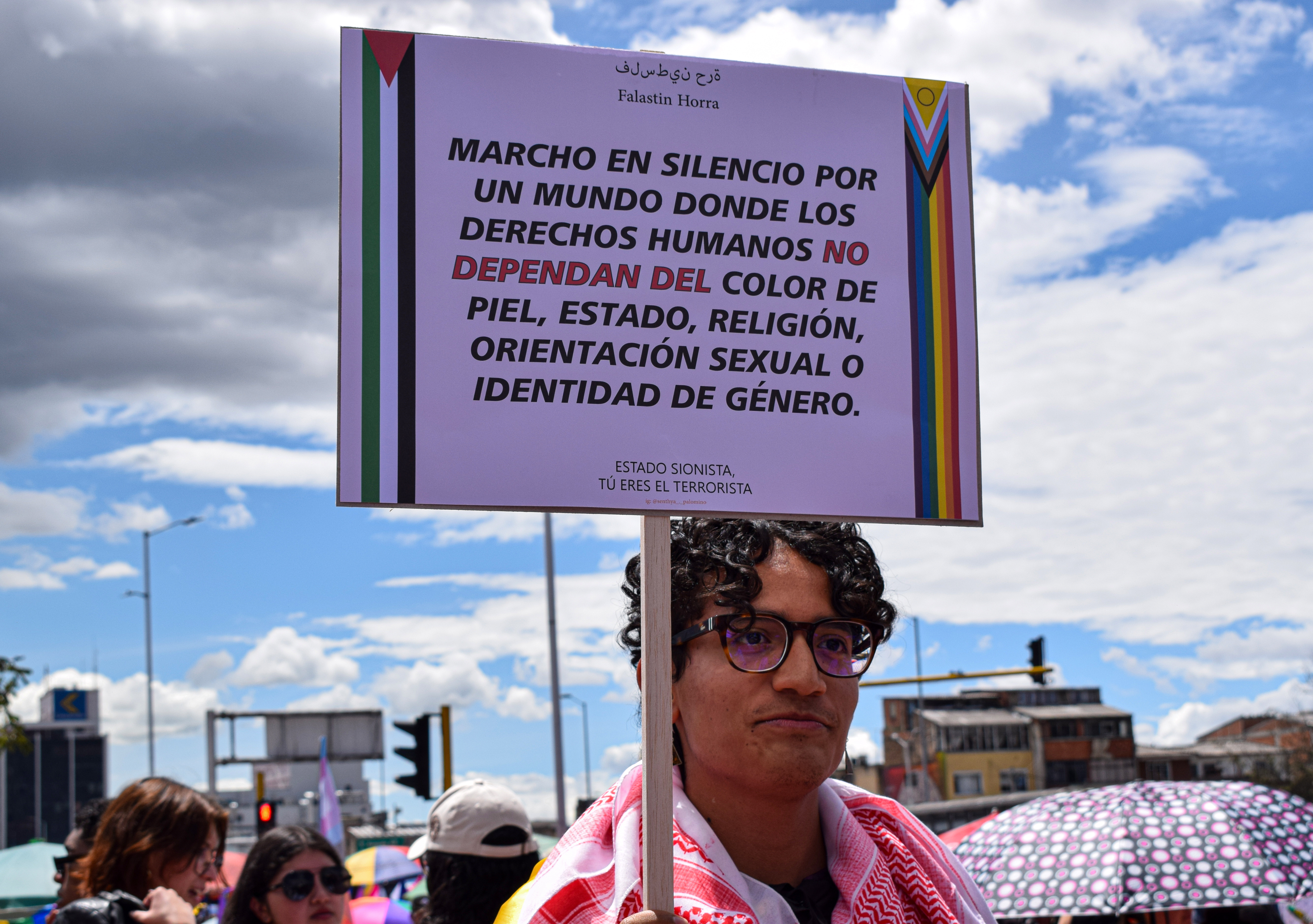 Mientras miles de personas se preparan para llenar las calles del centro de Bogotá con banderas arcoíris, tambores y música este domingo 29 de junio para celebrar la diversidad, otra movilización tomará una ruta alterna para cuestionar la inacción estatal en la defensa de los derechos LGBTIQ+.