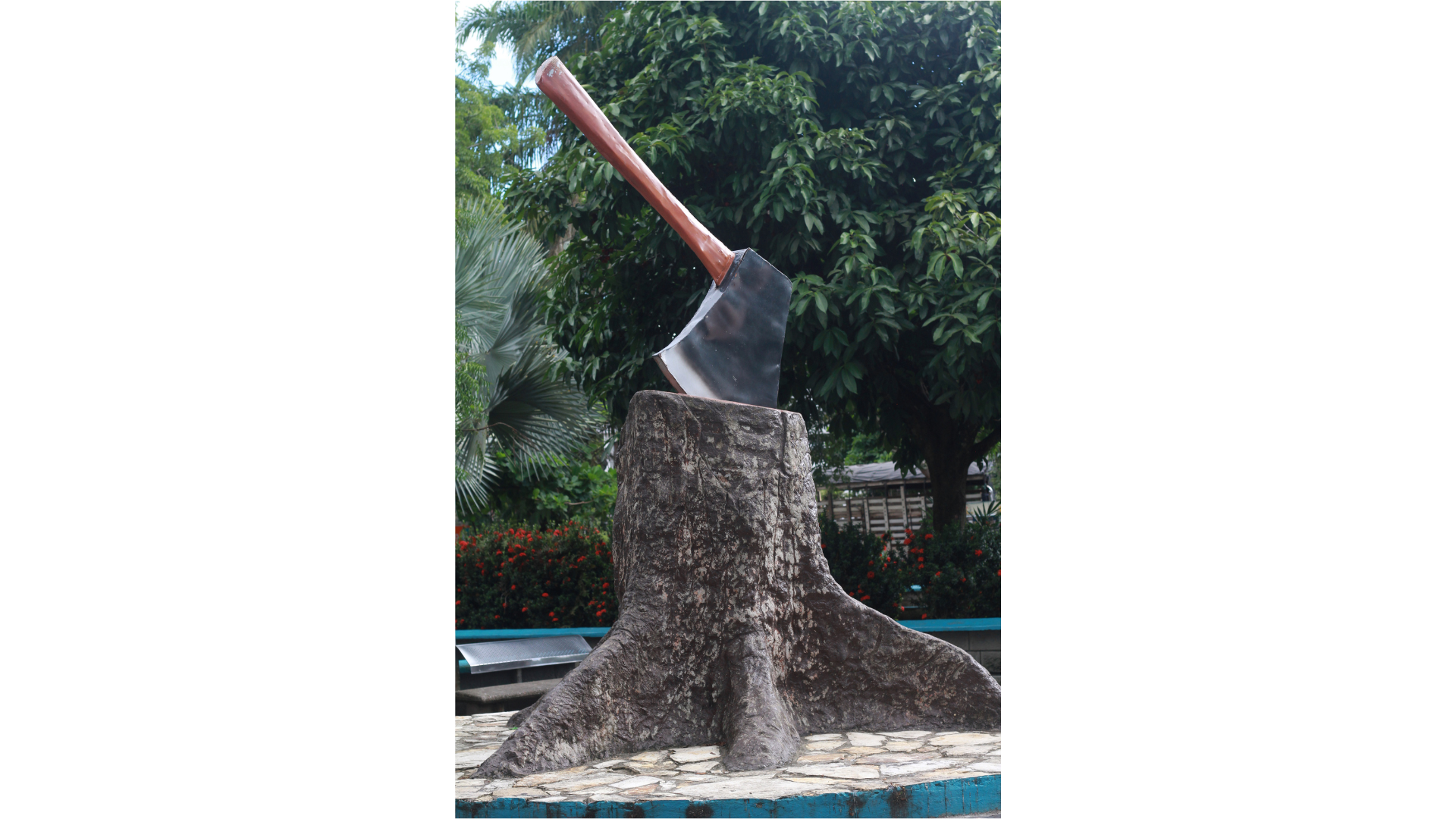 Figura de tronco con un hacha clavada en el parque principal de San Vicente del Caguán.