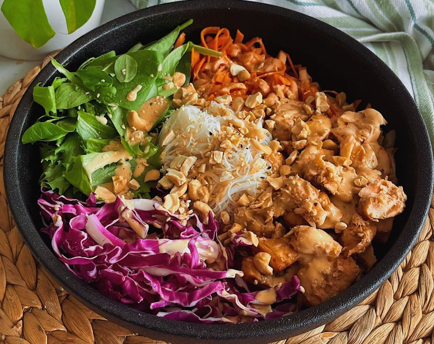 Cómo hacer ensalada thai con salmón: receta paso a paso en menos de 30 minutos