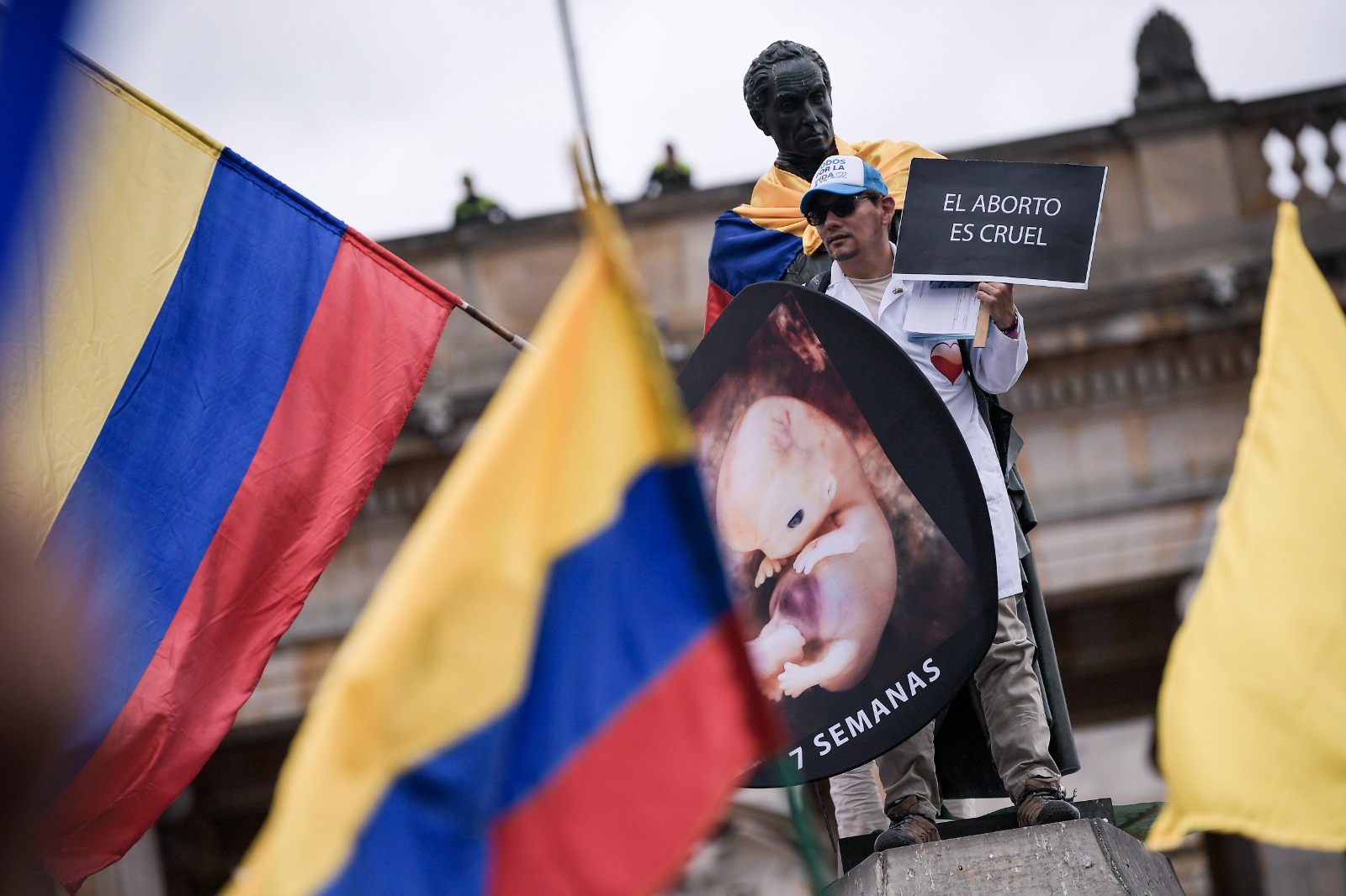 La llamada "marcha de la derecha" se realizó en medio de llamados que también invitaban a la Corte Constitucional de Colombia a replantear la decisión tomada para despenalizar la Interrupción Voluntaria del Embarazo hasta la semana 24 de gestación.